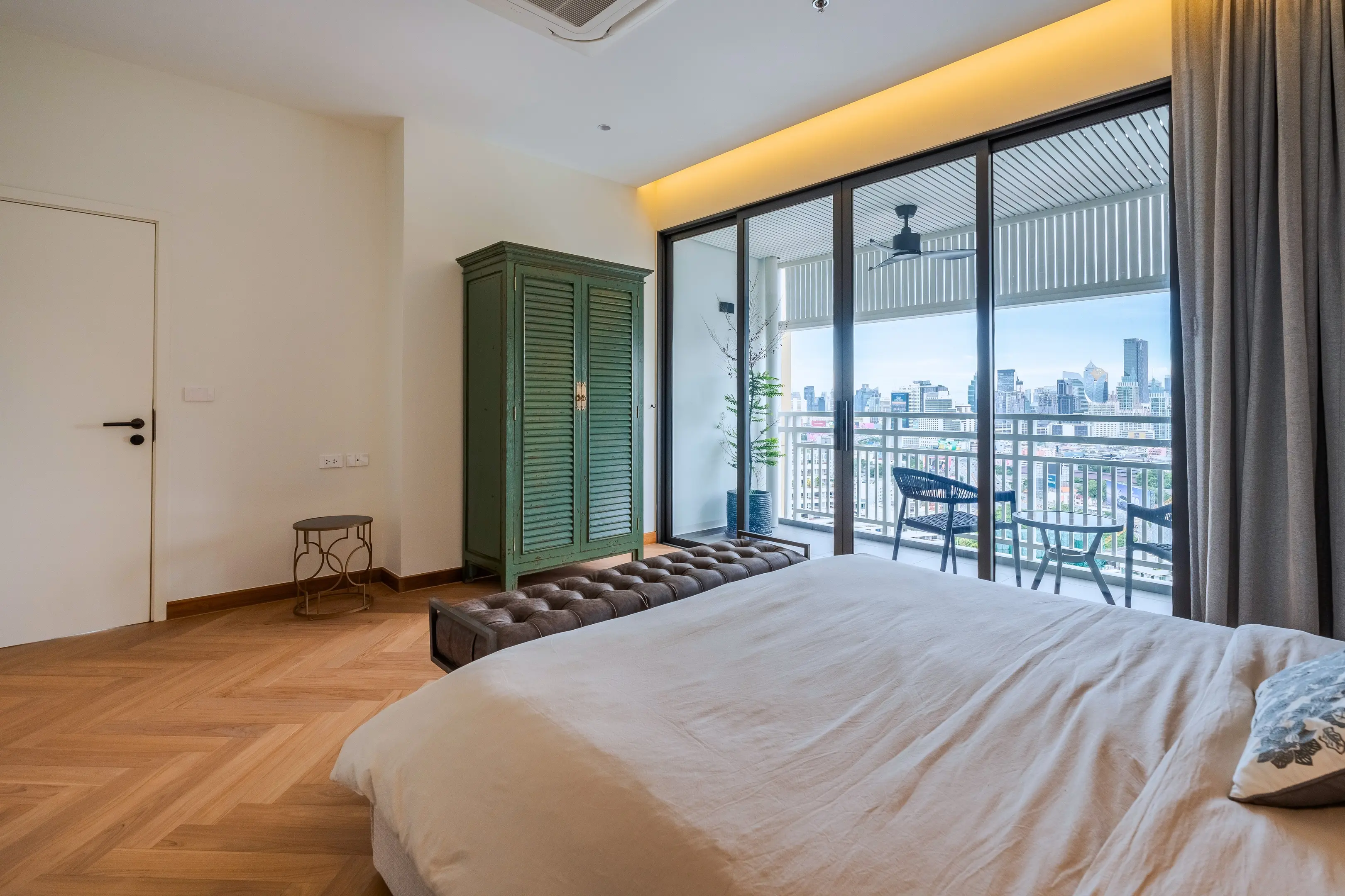 FLAMINGO LOUNGE. Duplex Penthouse in Central Bangkok