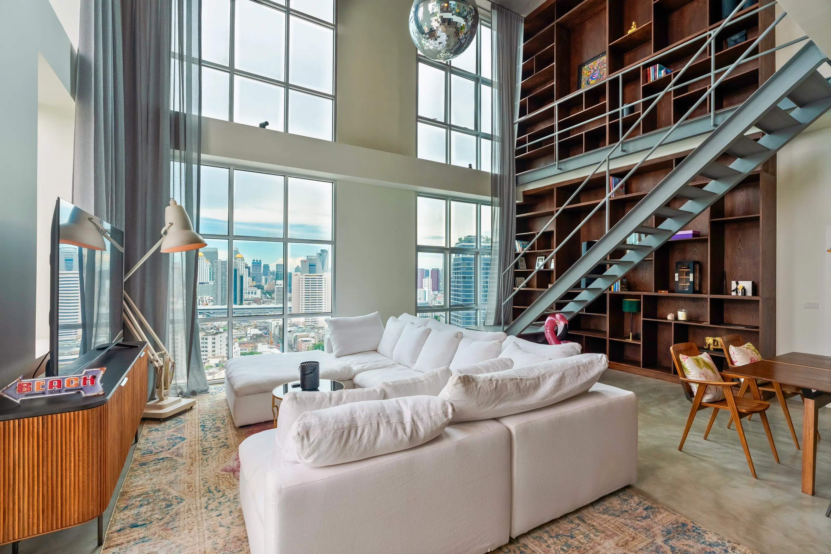 FLAMINGO LOUNGE. Duplex Penthouse in Central Bangkok