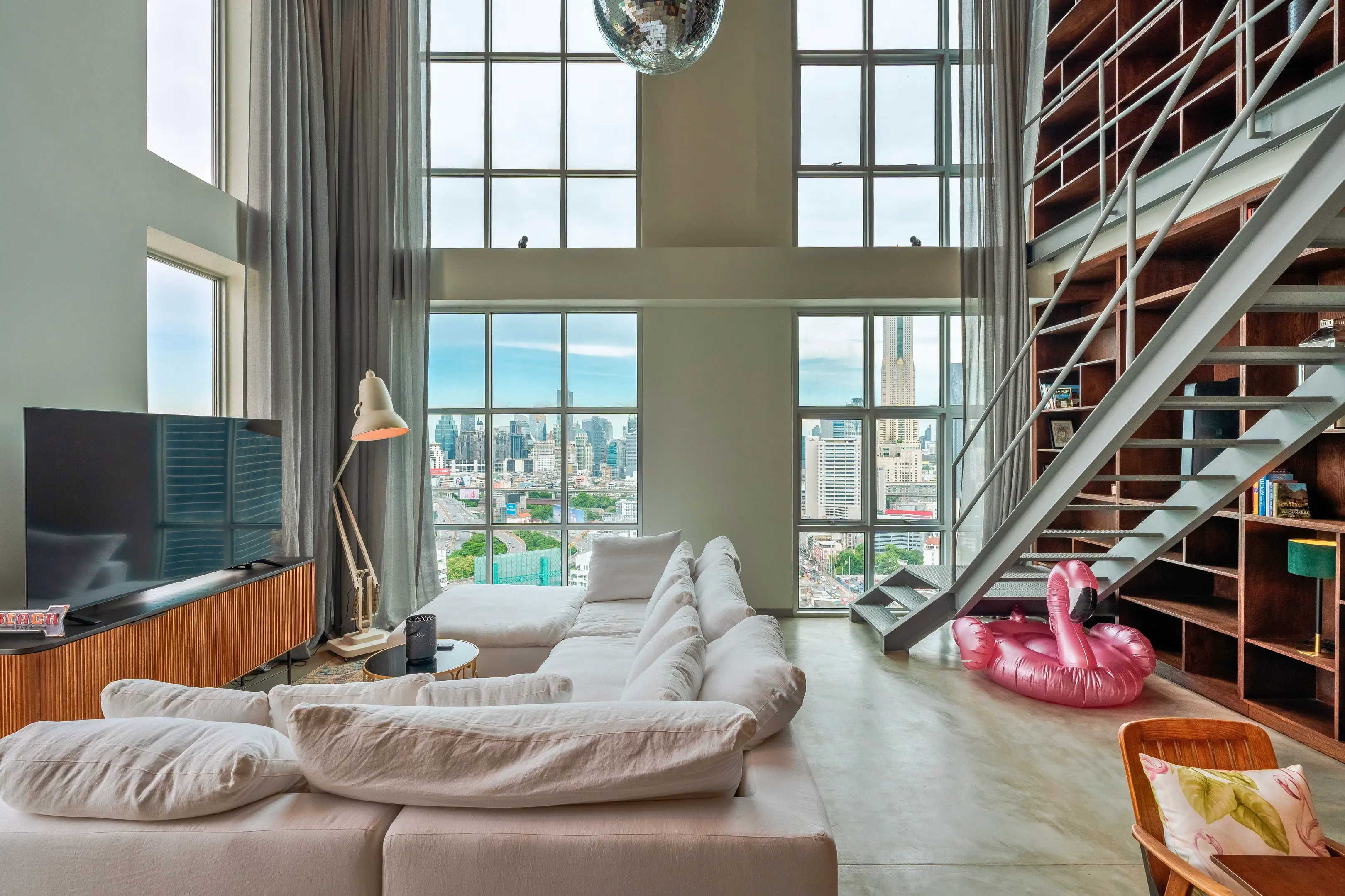 FLAMINGO LOUNGE. Duplex Penthouse in Central Bangkok
