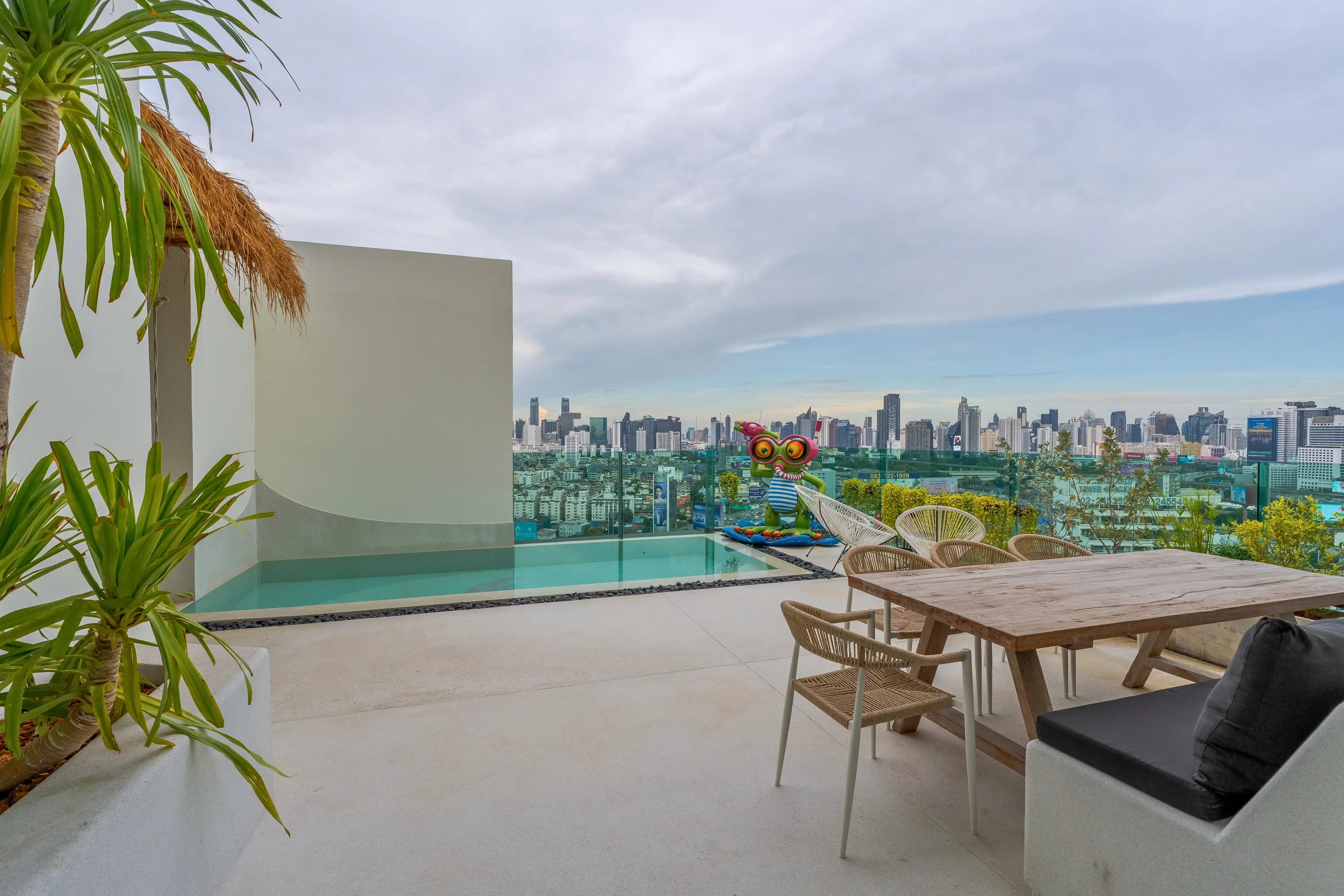 FLAMINGO LOUNGE. Duplex Penthouse in Central Bangkok