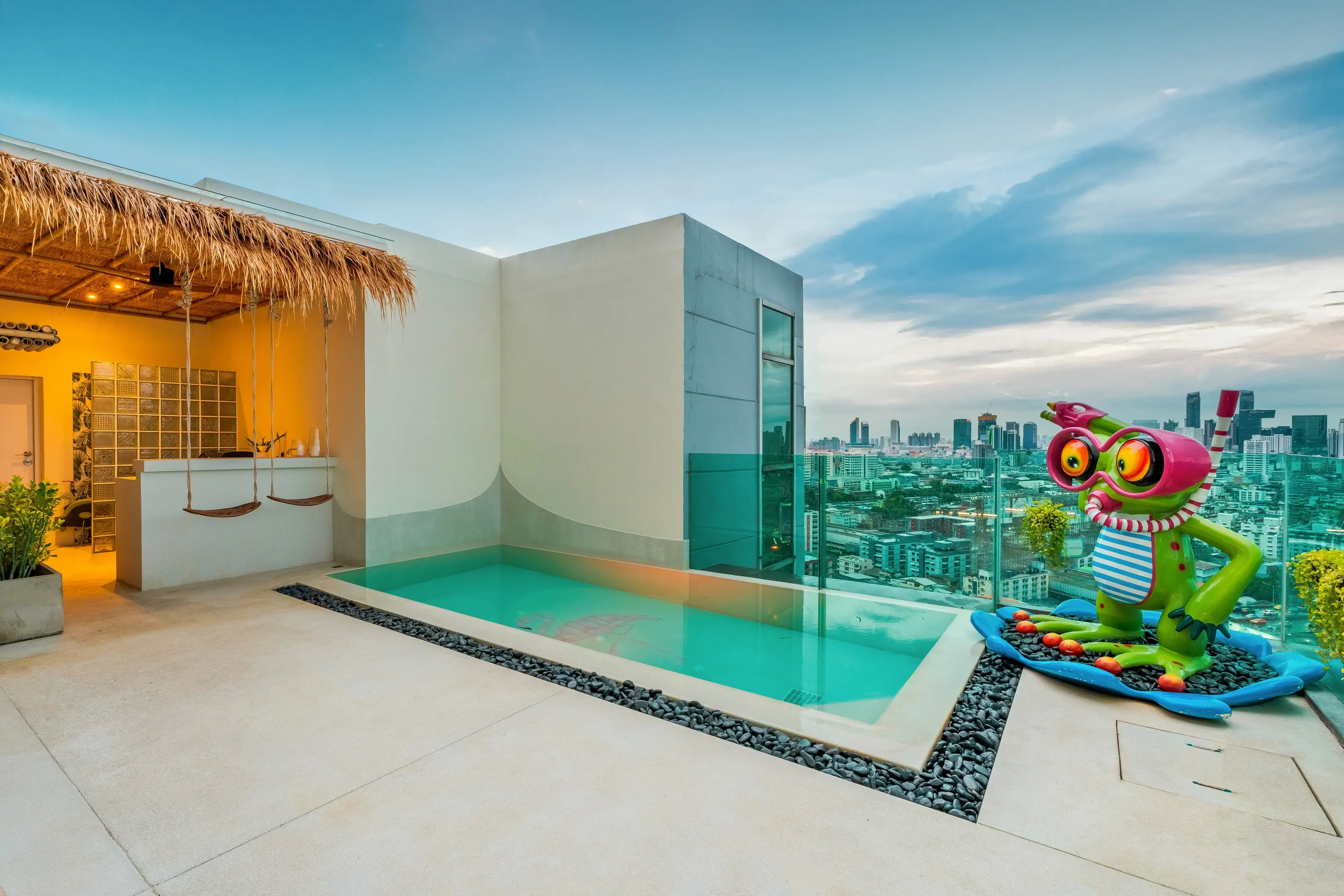 FLAMINGO LOUNGE. Duplex Penthouse in Central Bangkok