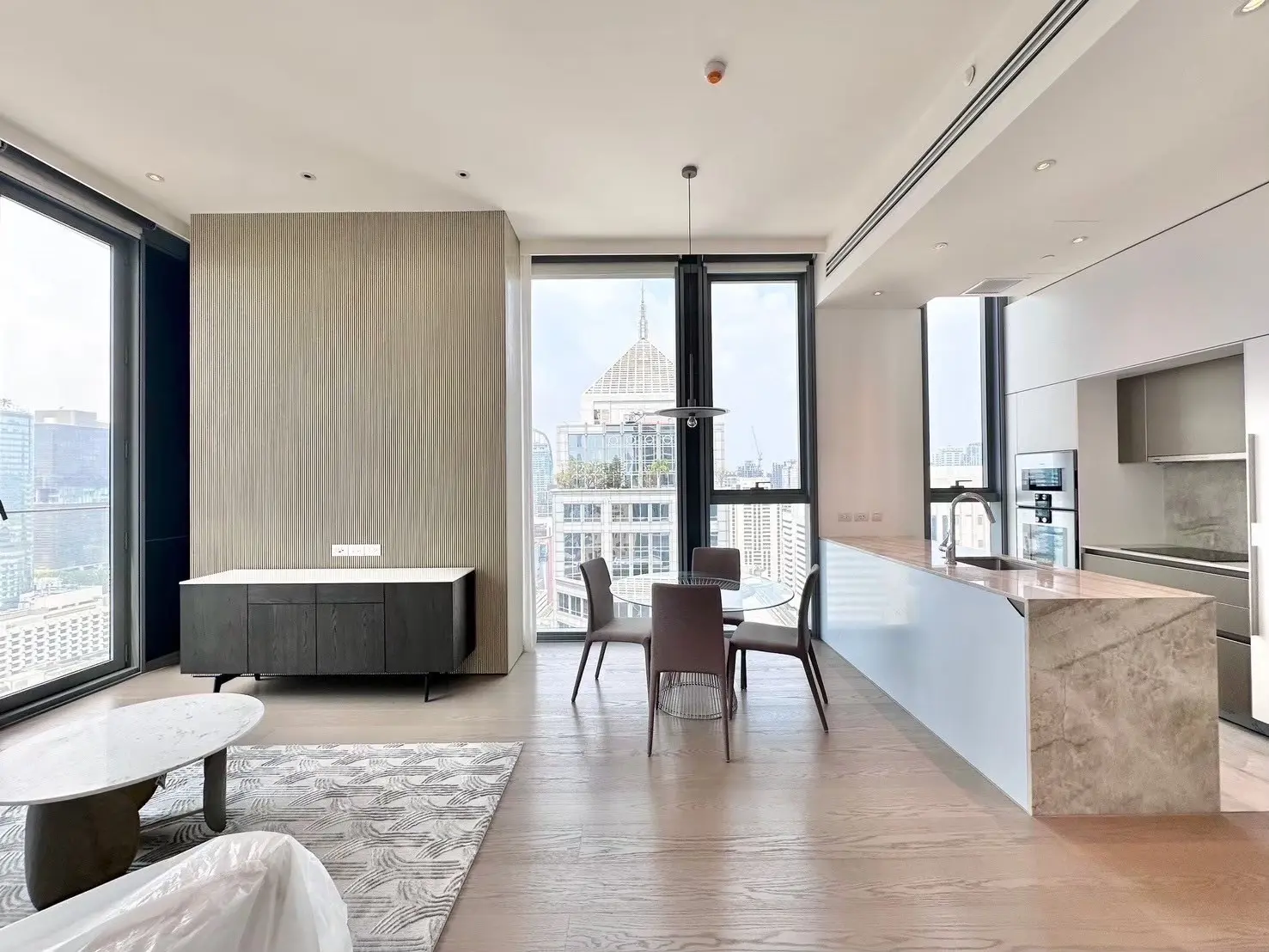 1 Bed/ 2 Bath SCOPE Langsuan