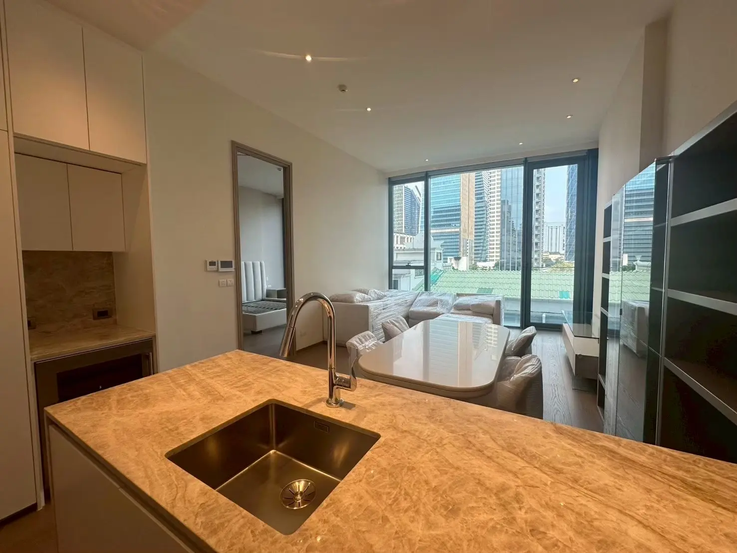 1 Bed/ 2 Bath Scope Langsuan