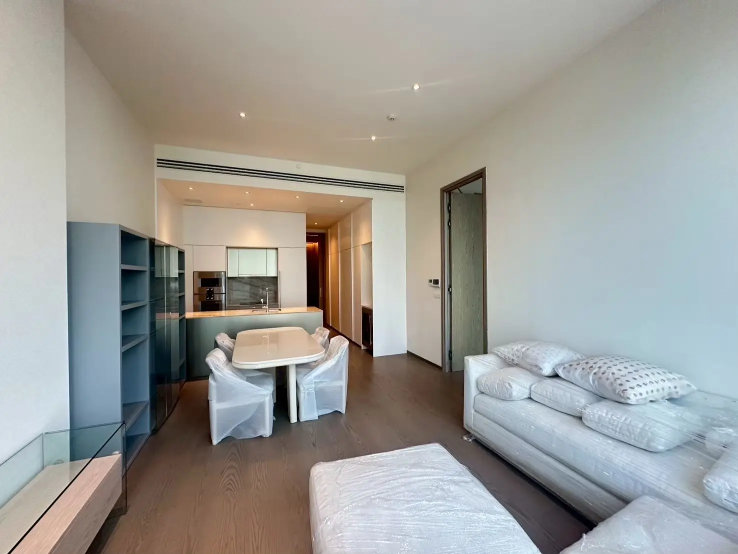 1 Bed/ 2 Bath Scope Langsuan
