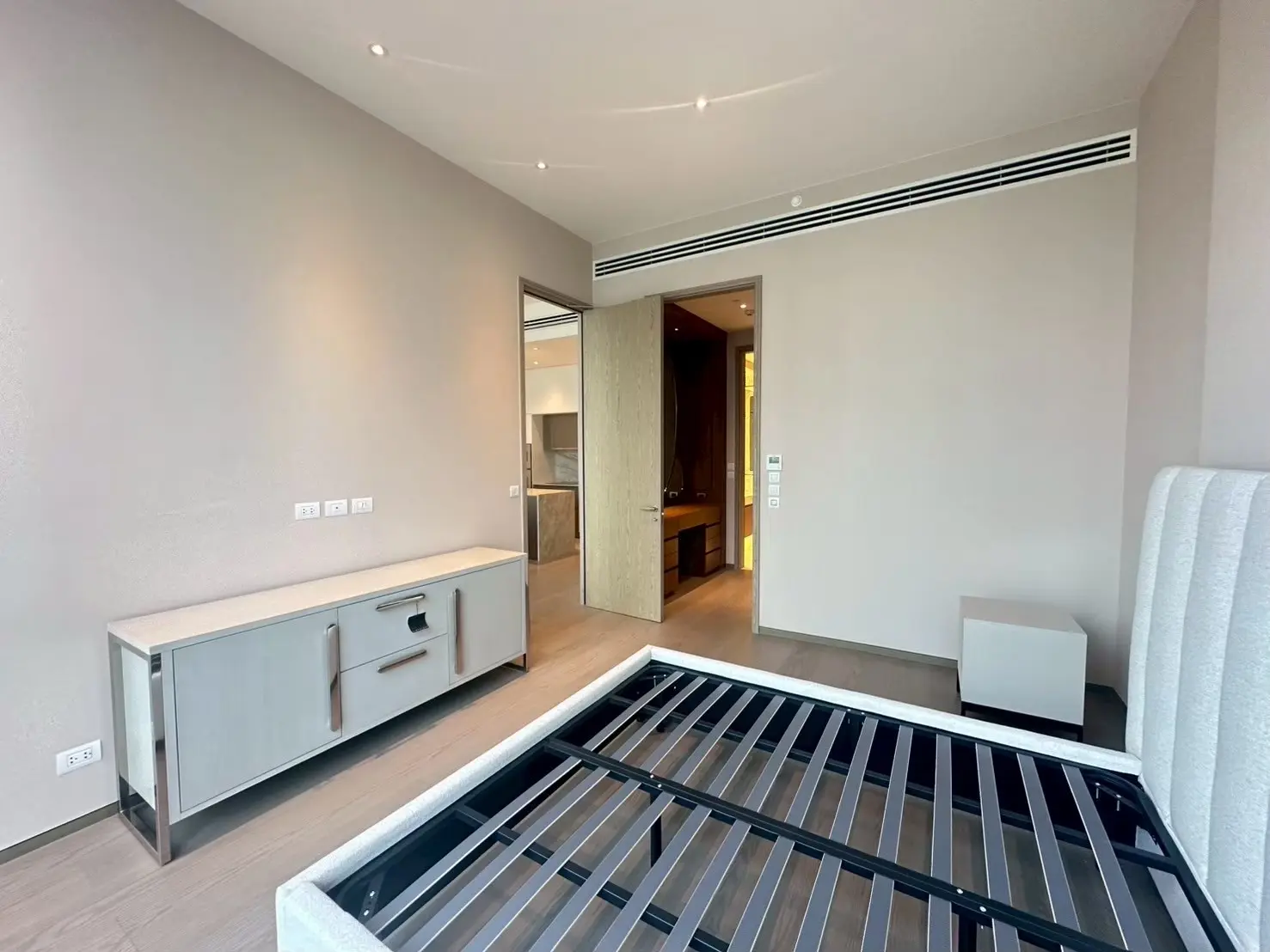 1 Bed/ 2 Bath Scope Langsuan
