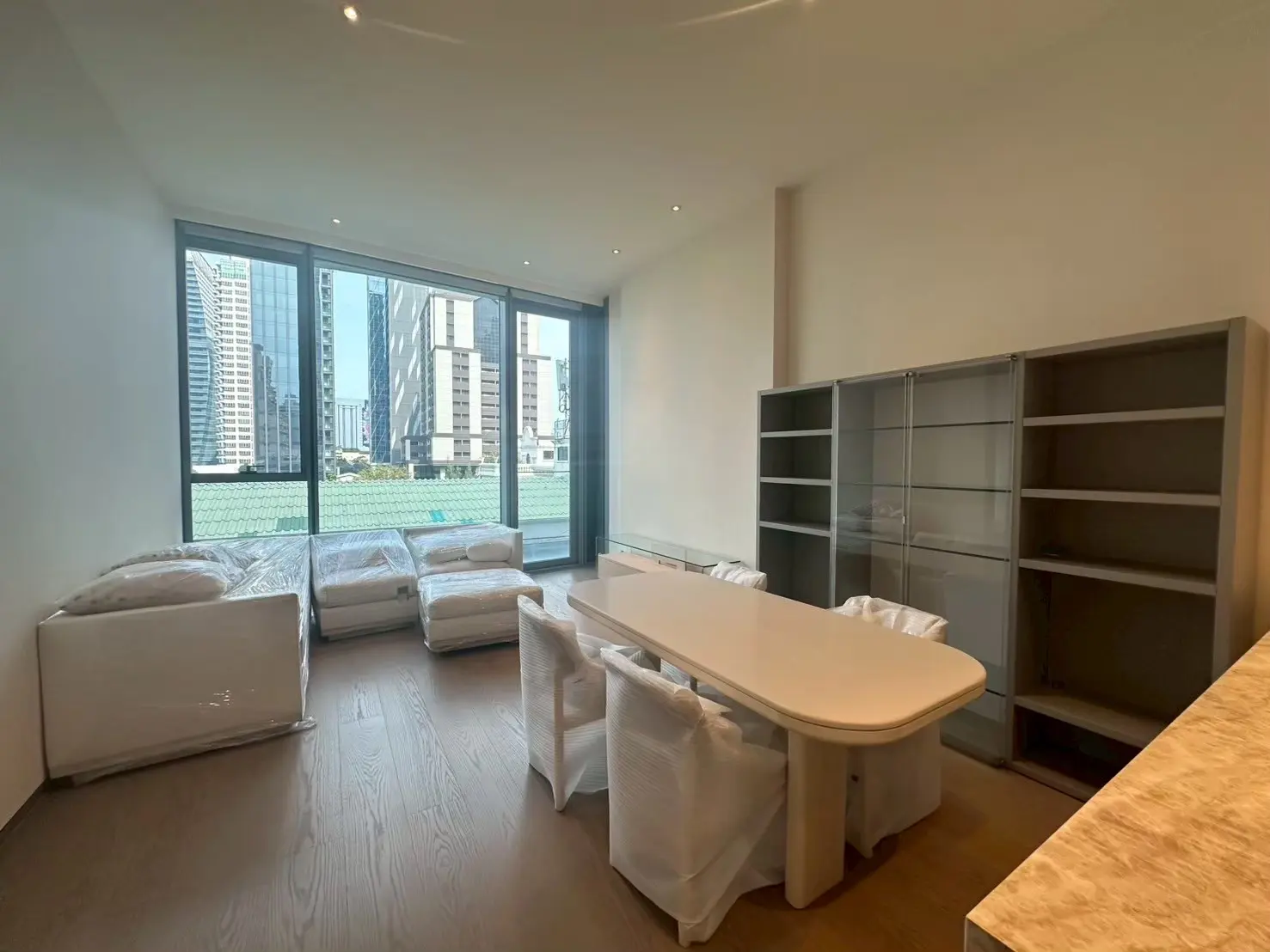 1 Bed/ 2 Bath Scope Langsuan