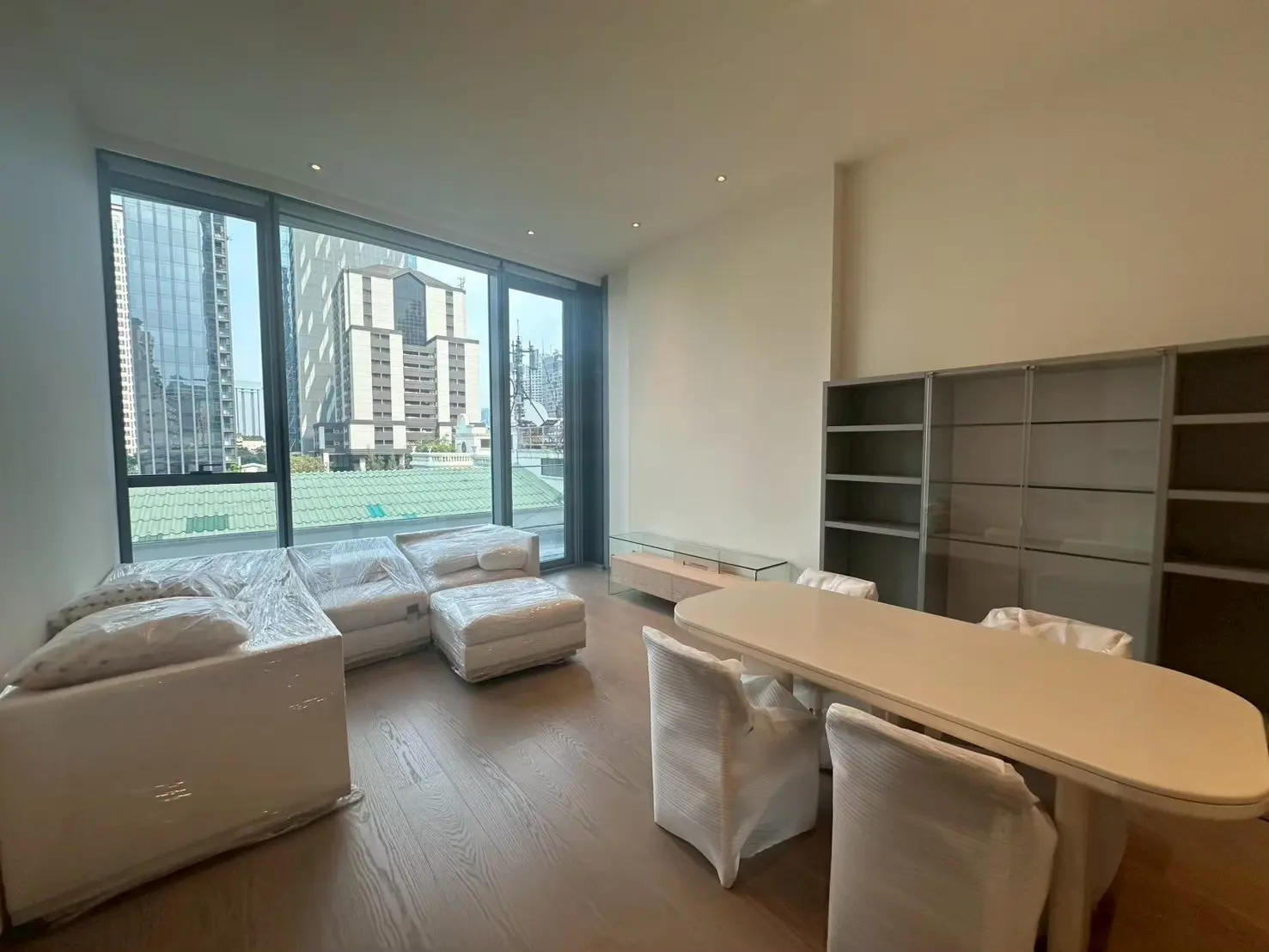 1 Bed/ 2 Bath Scope Langsuan