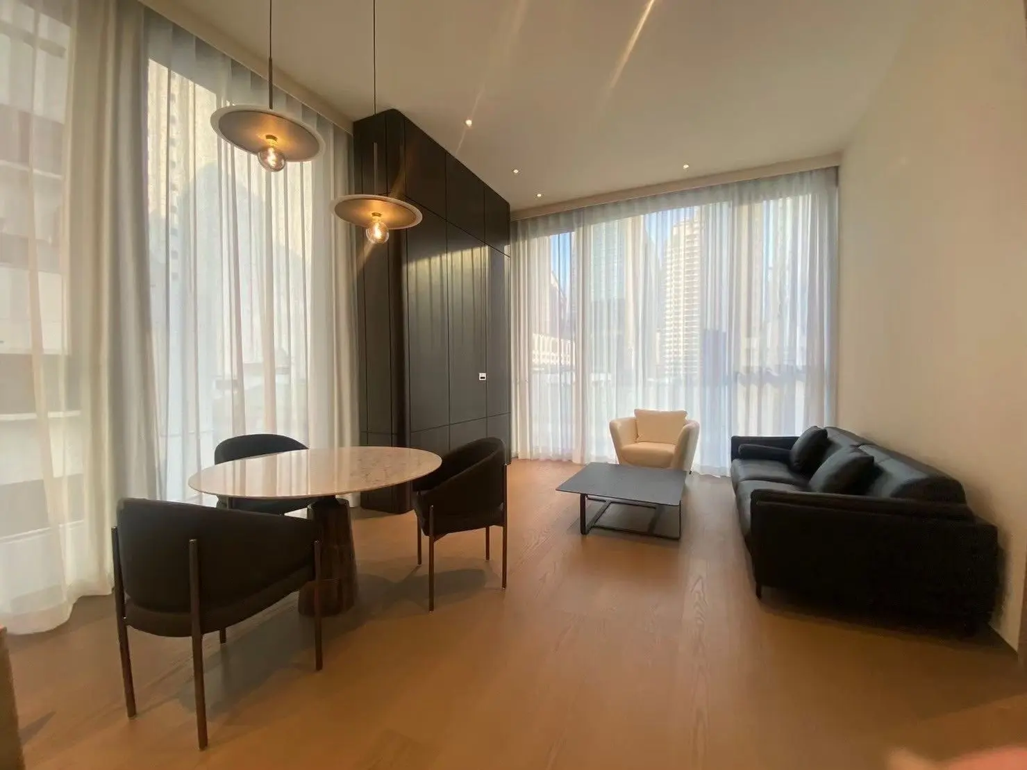 1 Bed/ 2 Bath Scope Langsuan