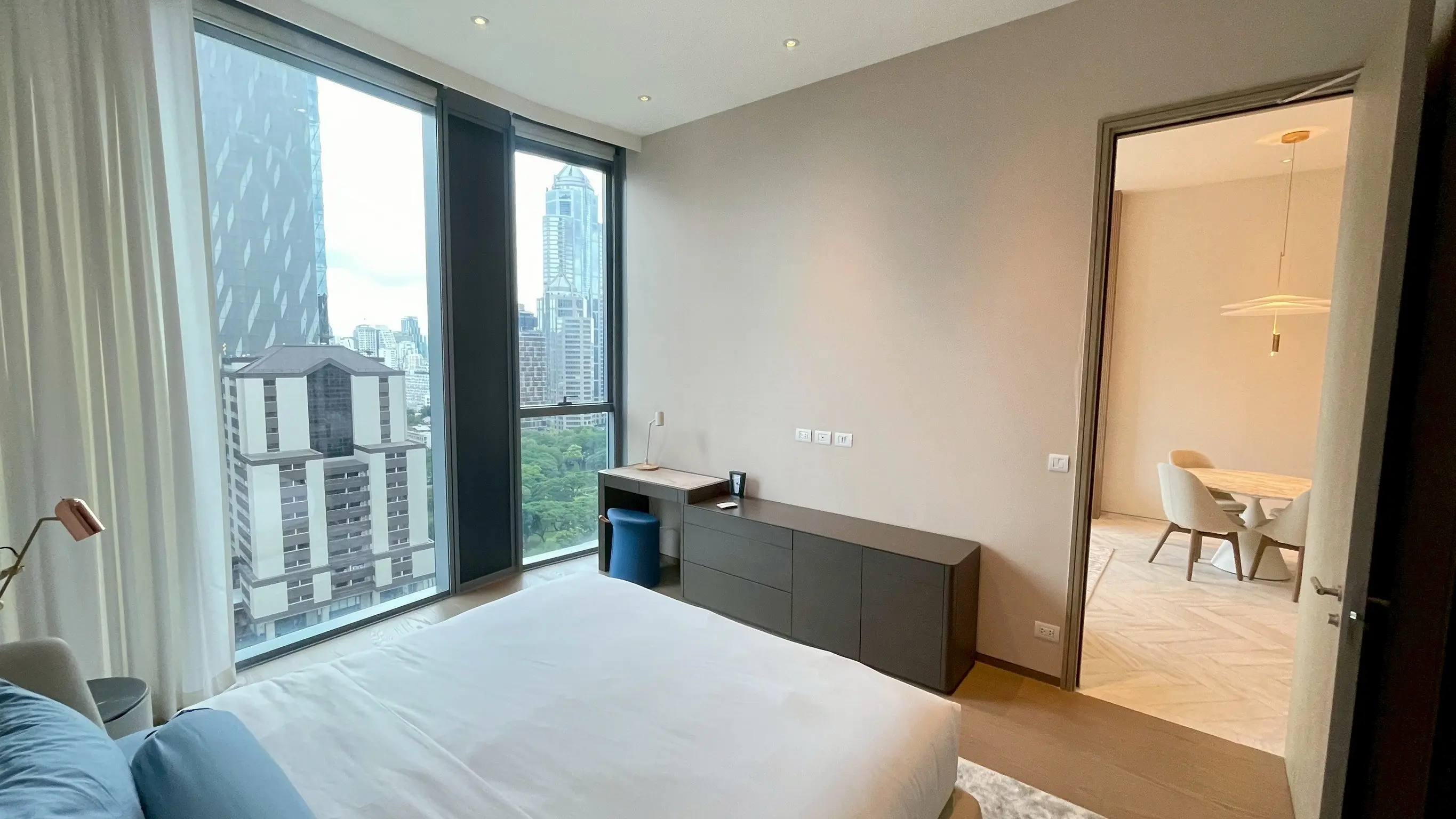 1 Bed/ 2 Bath Scope Langsuan