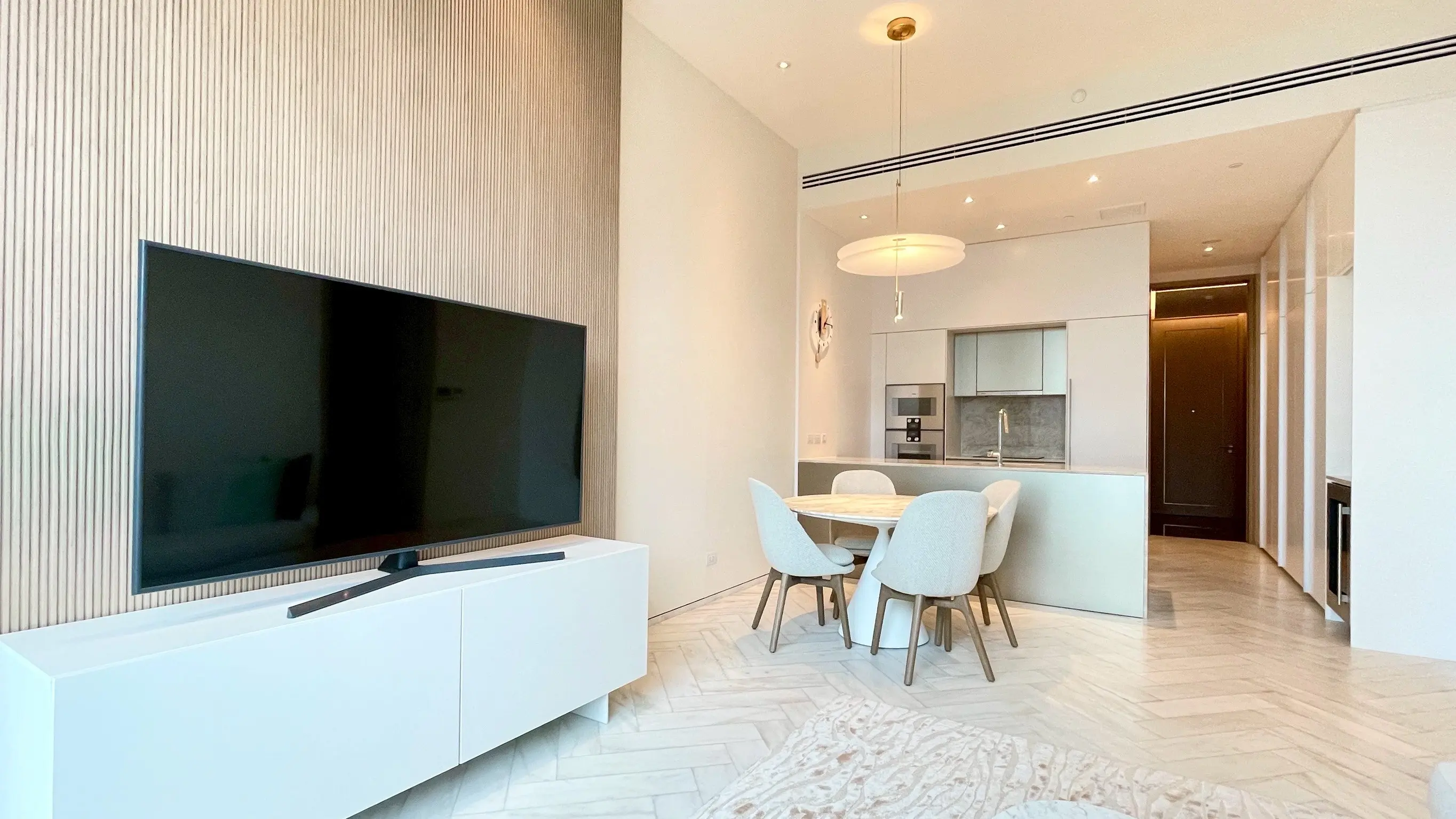 1 Bed/ 2 Bath Scope Langsuan
