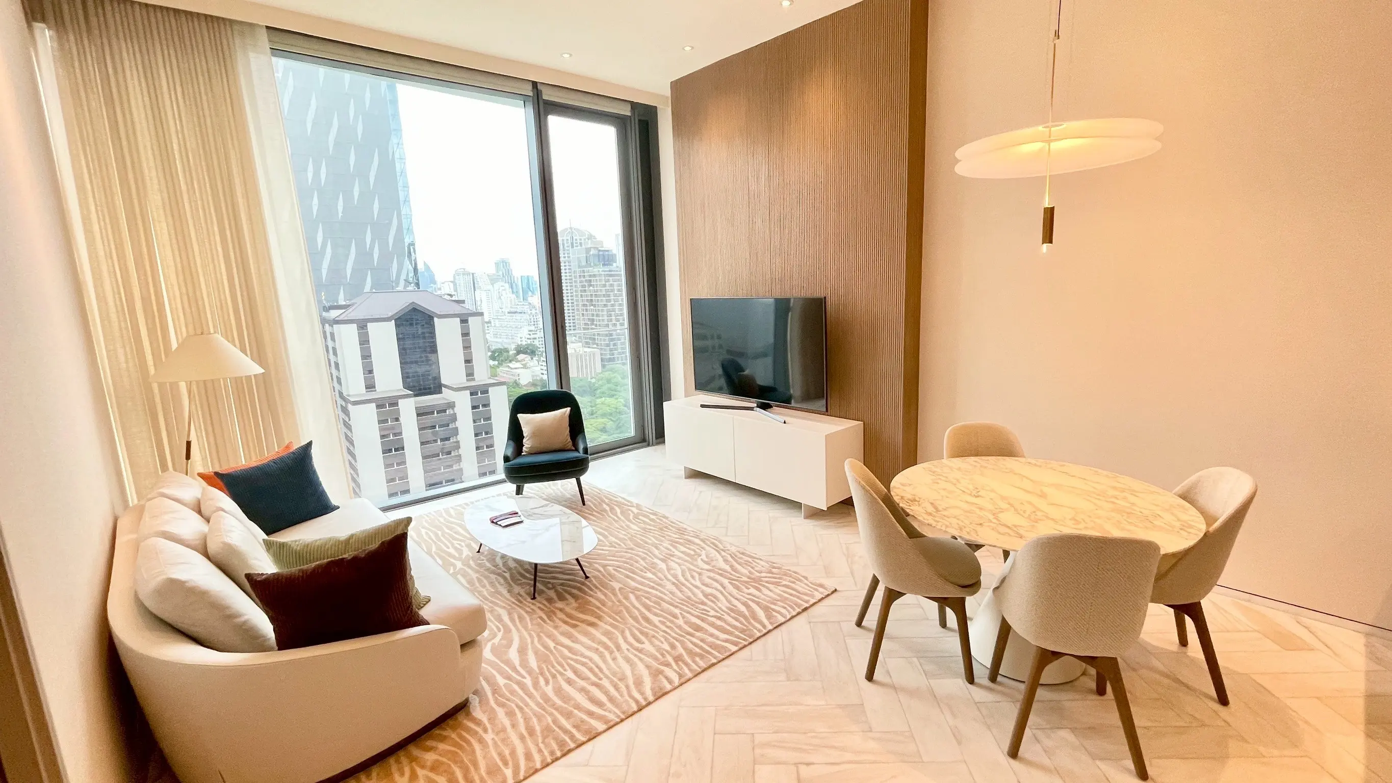 1 Bed/ 2 Bath Scope Langsuan