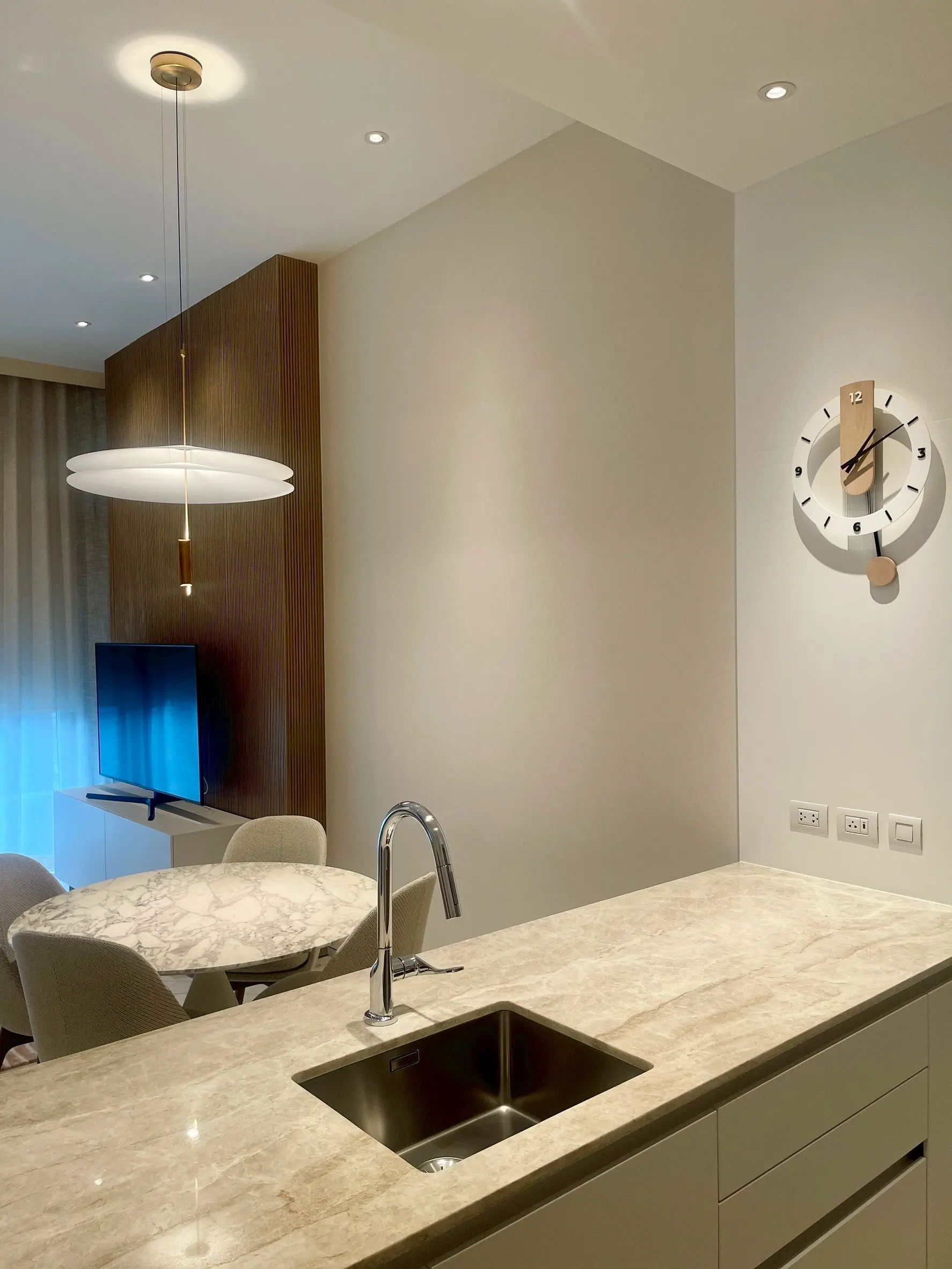 1 Bed/ 2 Bath Scope Langsuan