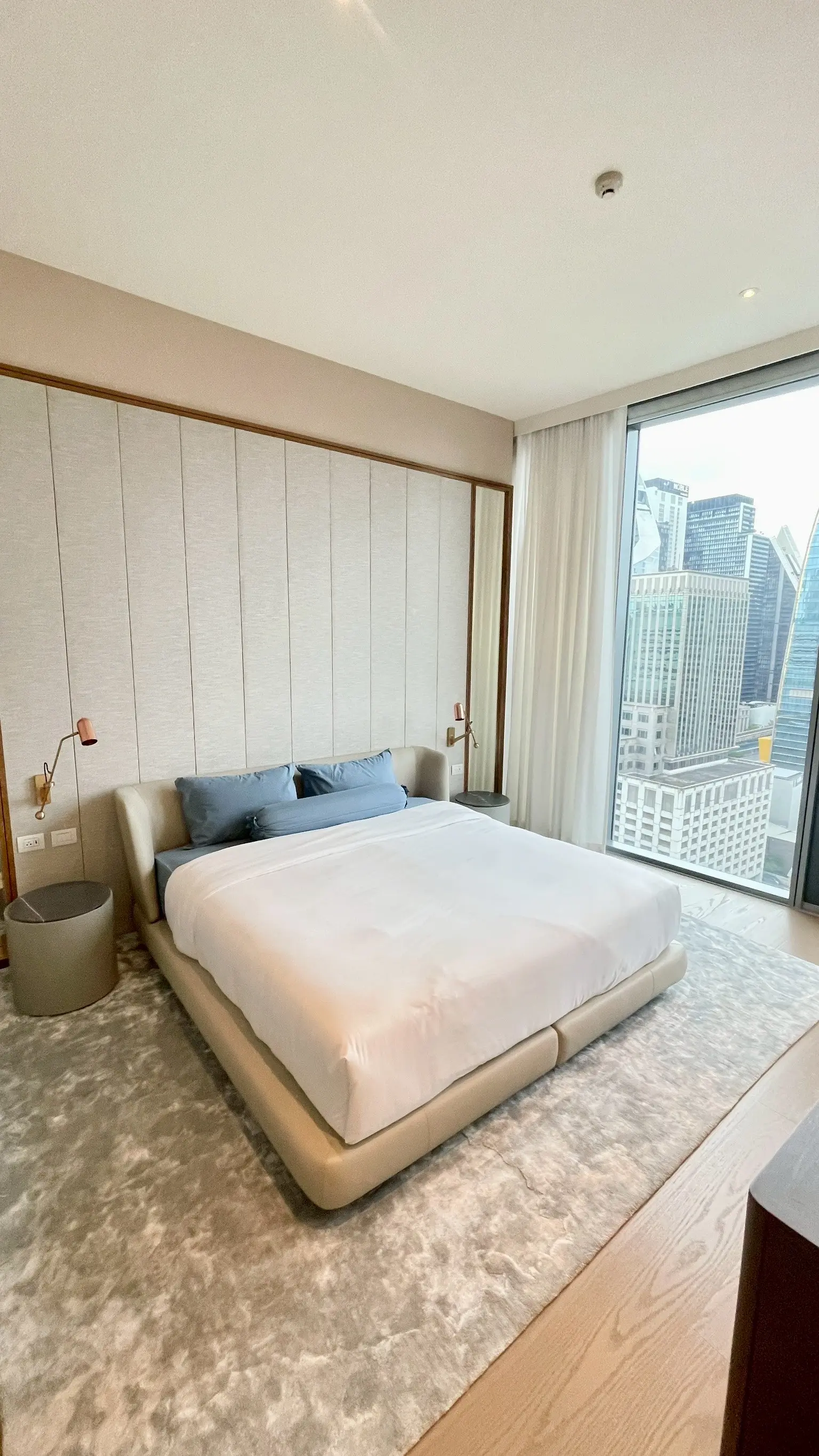1 Bed/ 2 Bath Scope Langsuan