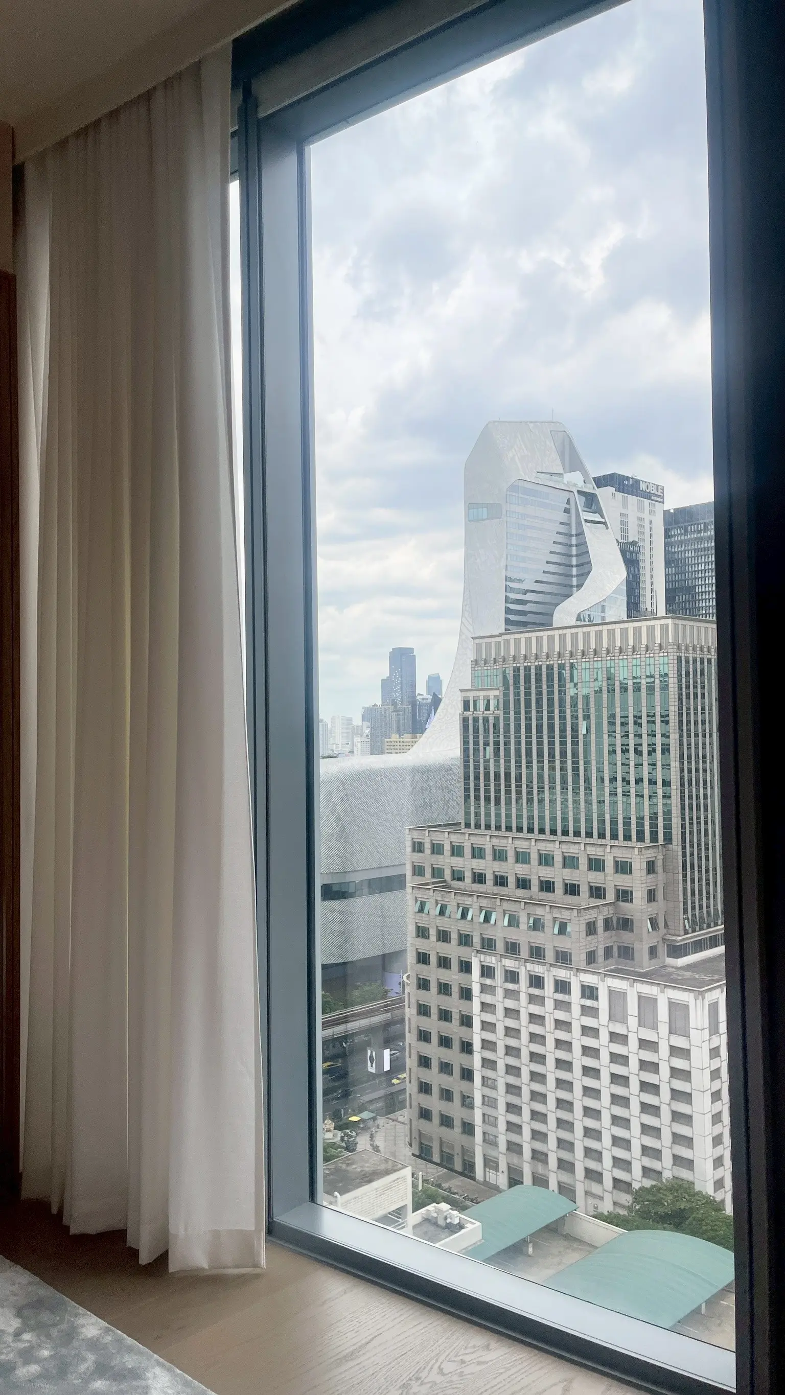 1 Bed/ 2 Bath Scope Langsuan
