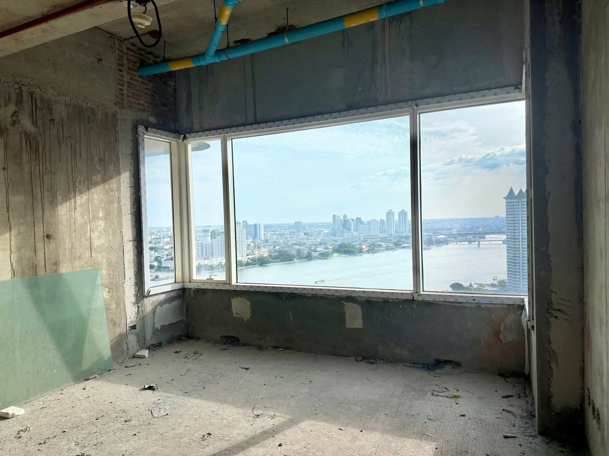 Bare-shell Penthouse. Watermark Chao Praya
