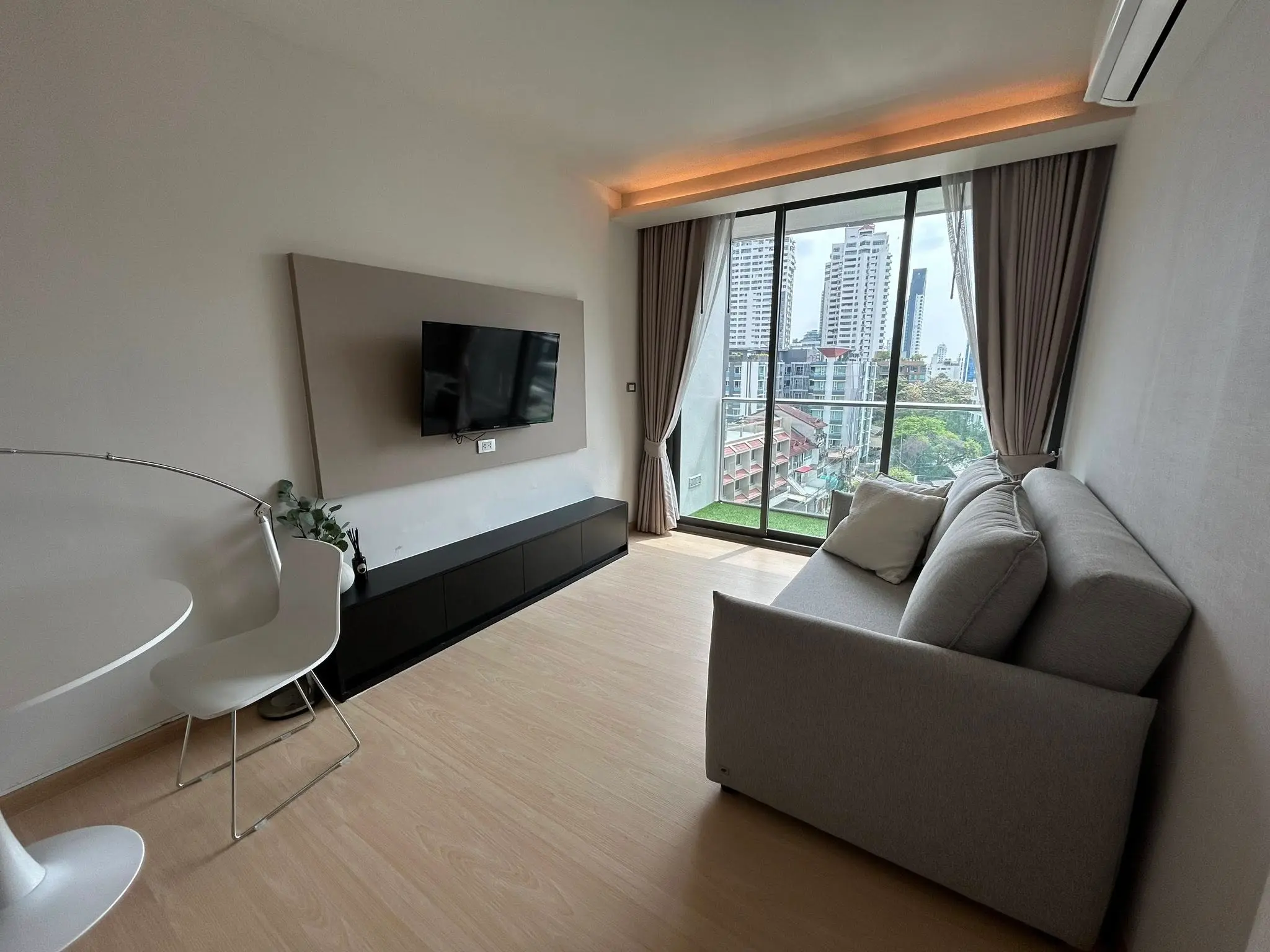 1 Bed/ 1 Bath Via 49