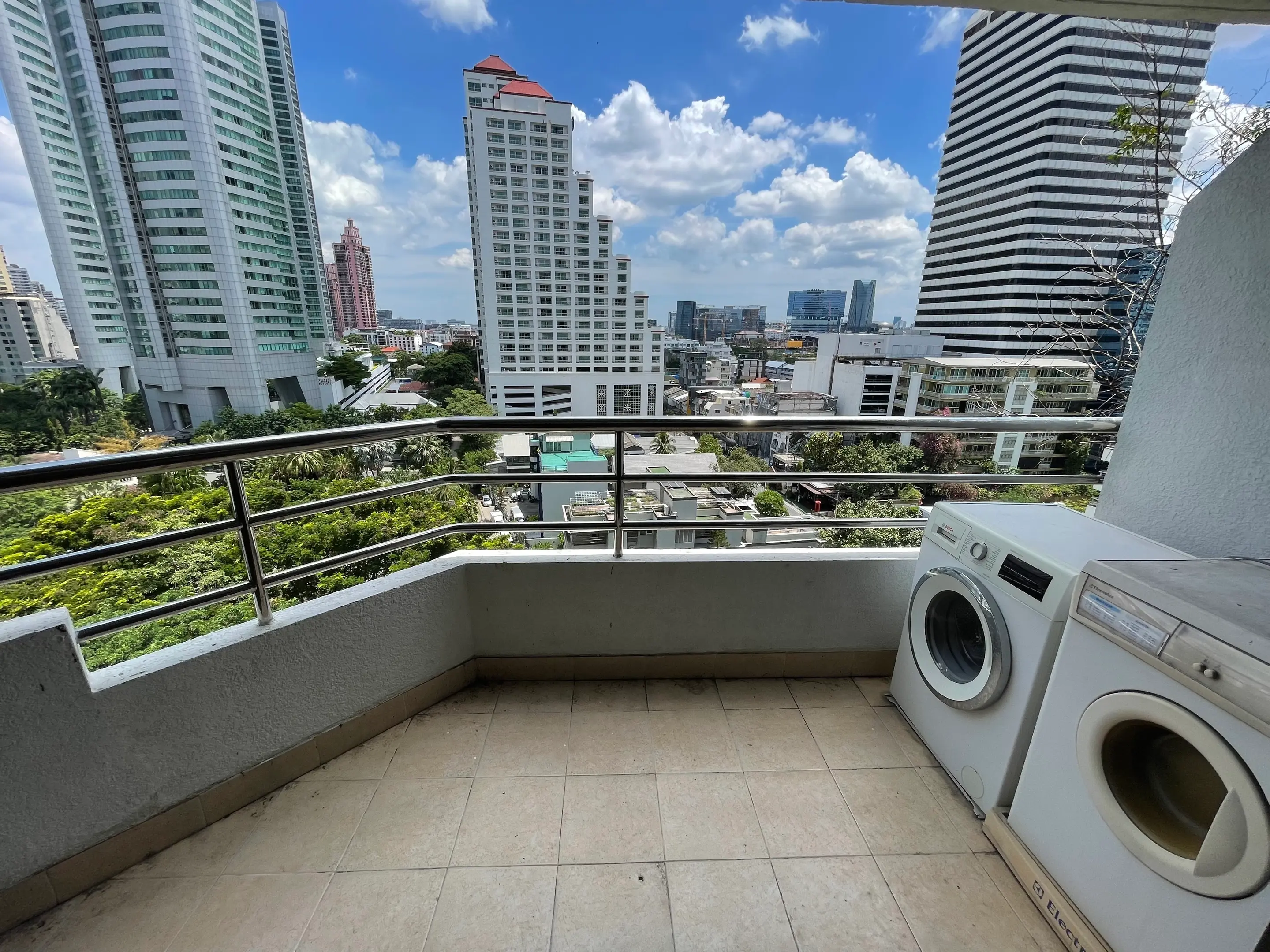 1 Bed/ 2 Bath Lake Avenue