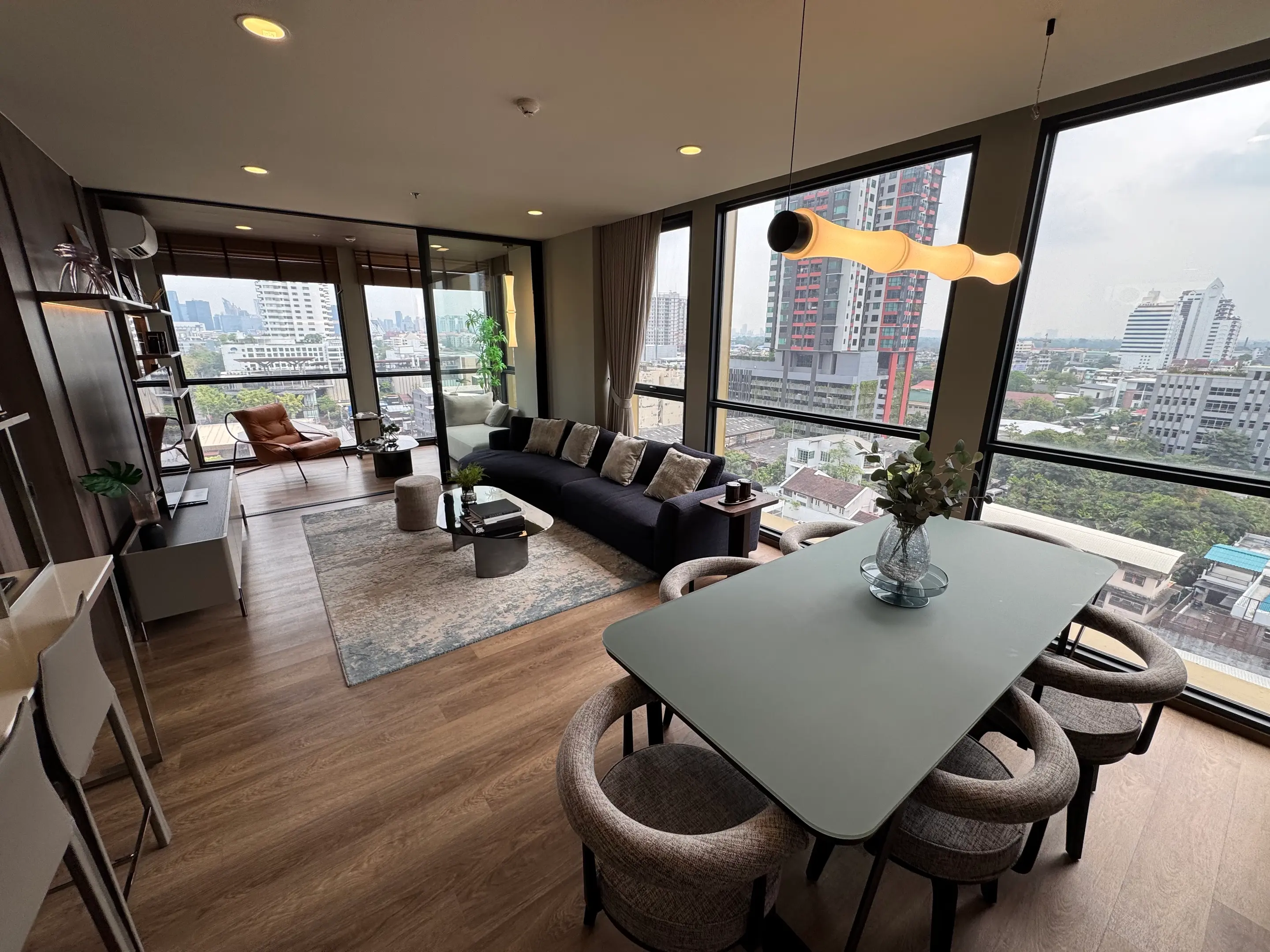 คอนโดมิเนียมฟรีโฮลด์ 2 ห้องนอนกว้างขวางพร้อมวิวเมืองในสาทร กรุงเทพฯ