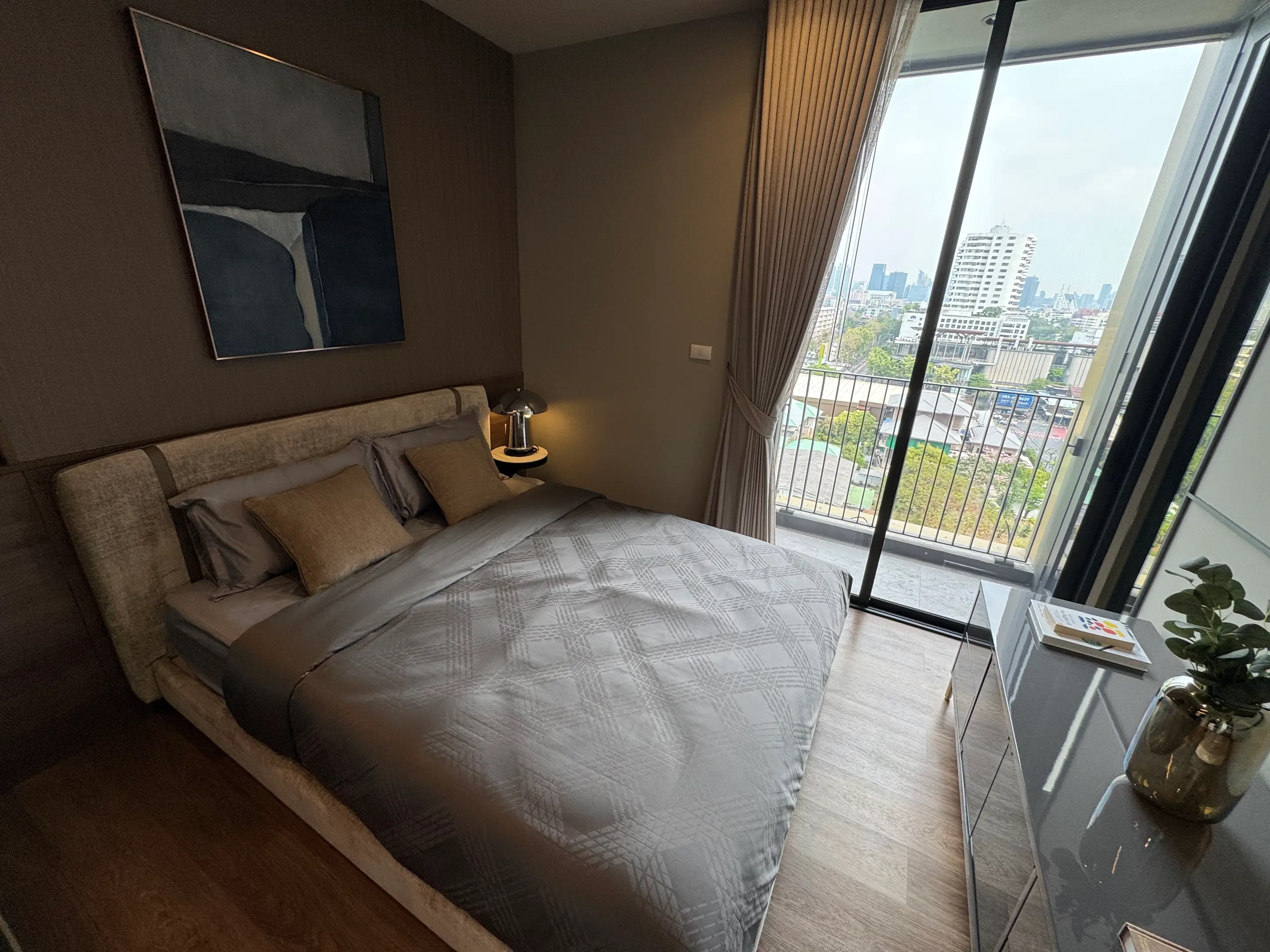 คอนโดมิเนียมฟรีโฮลด์ 2 ห้องนอนกว้างขวางพร้อมวิวเมืองในสาทร กรุงเทพฯ