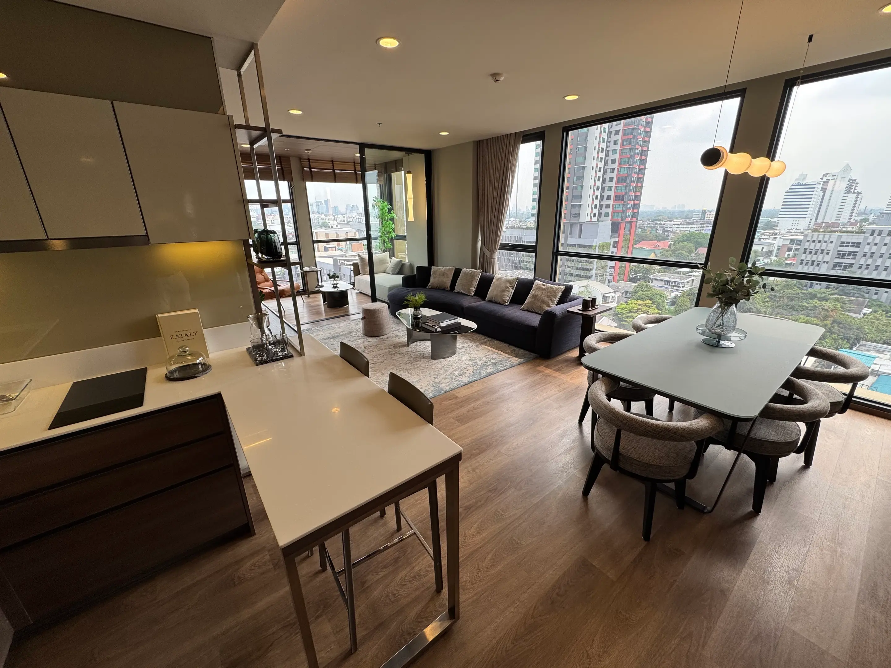 คอนโดมิเนียมฟรีโฮลด์ 2 ห้องนอนกว้างขวางพร้อมวิวเมืองในสาทร กรุงเทพฯ