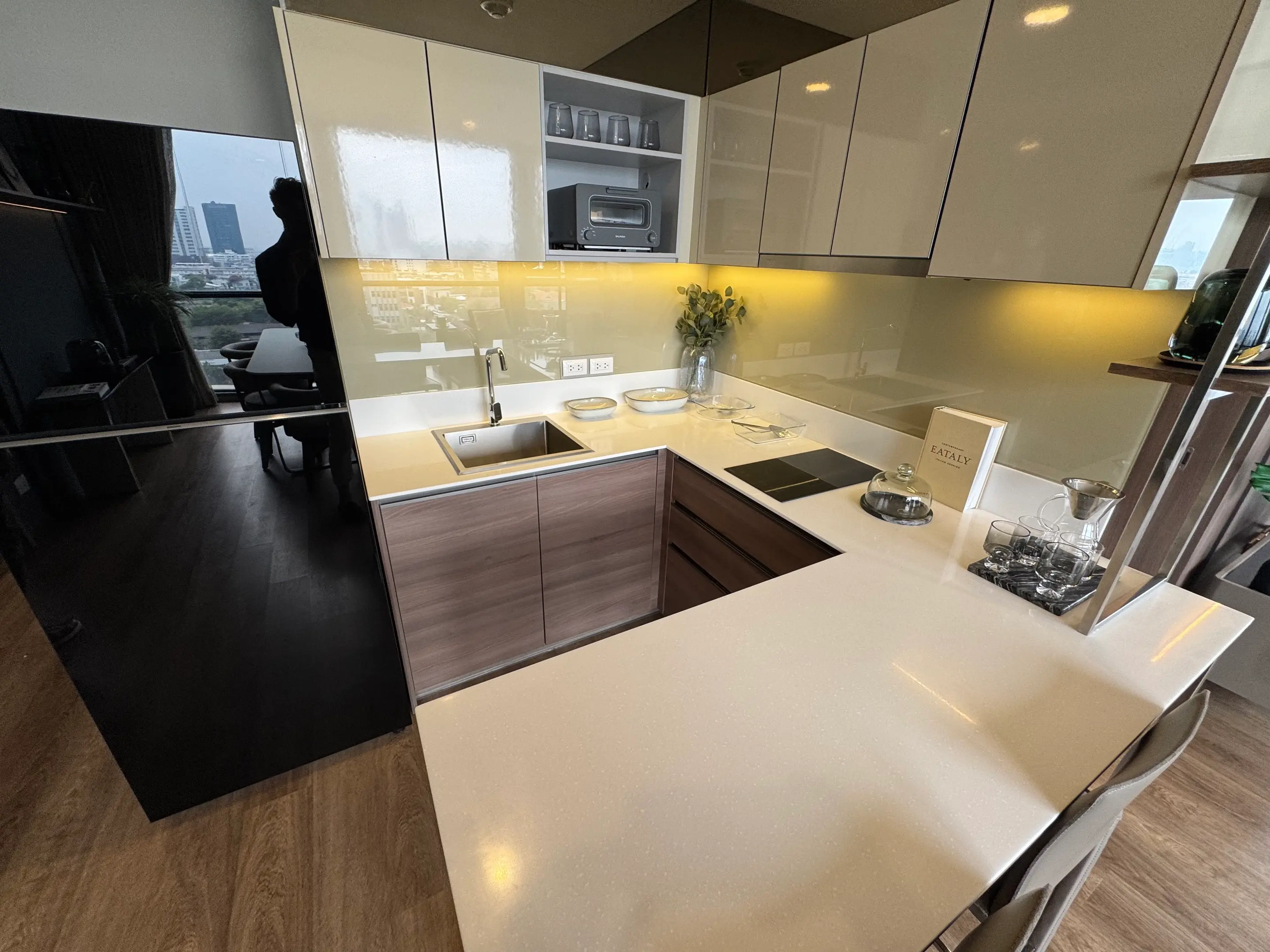 คอนโดมิเนียมฟรีโฮลด์ 2 ห้องนอนกว้างขวางพร้อมวิวเมืองในสาทร กรุงเทพฯ