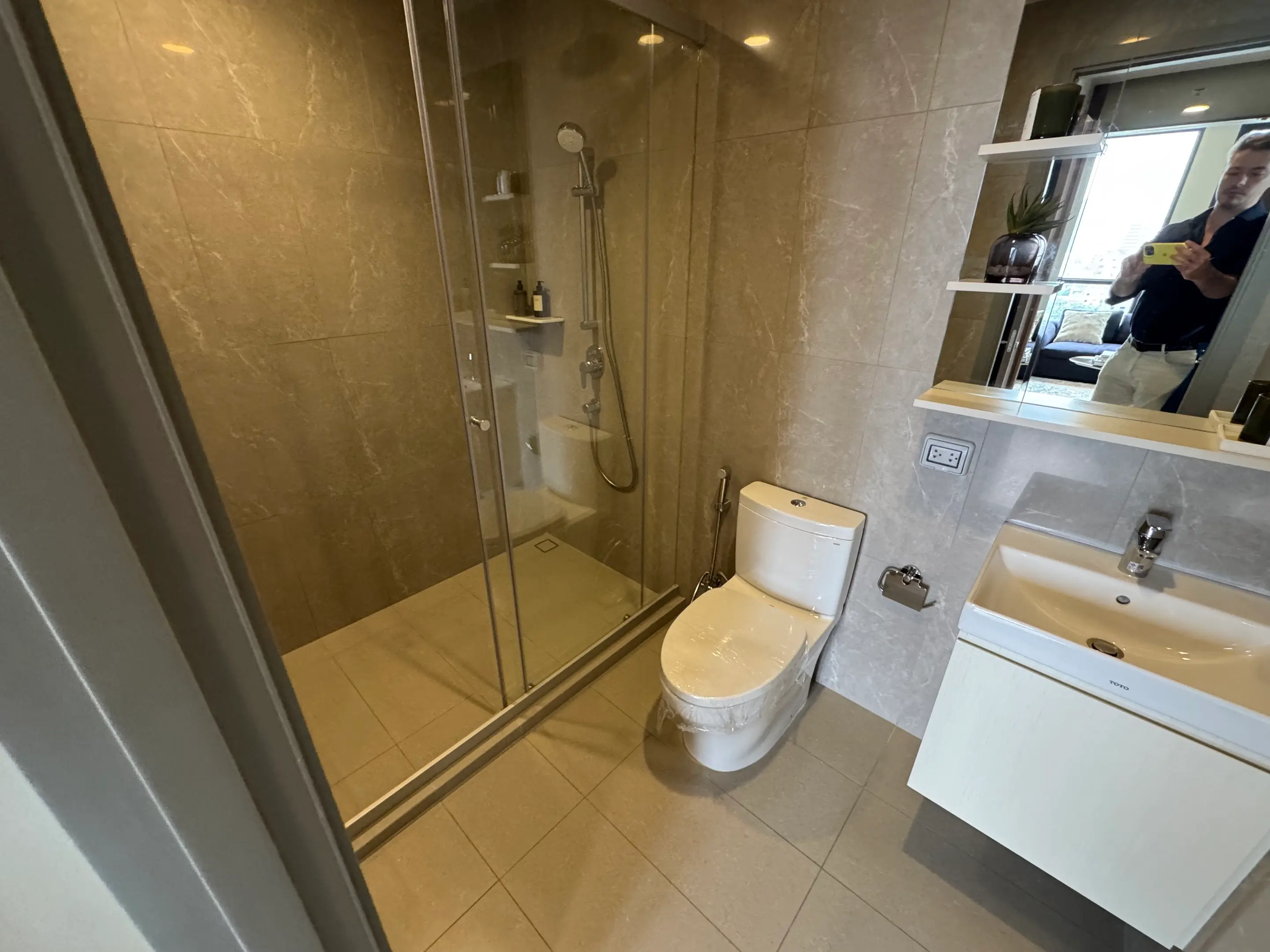 คอนโดมิเนียมฟรีโฮลด์ 2 ห้องนอนกว้างขวางพร้อมวิวเมืองในสาทร กรุงเทพฯ