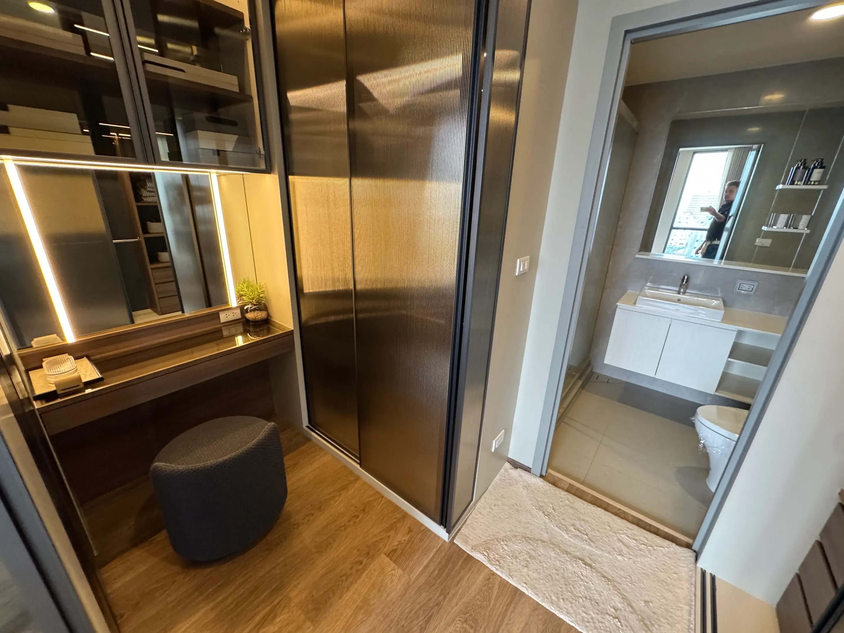 คอนโดมิเนียมฟรีโฮลด์ 2 ห้องนอนกว้างขวางพร้อมวิวเมืองในสาทร กรุงเทพฯ