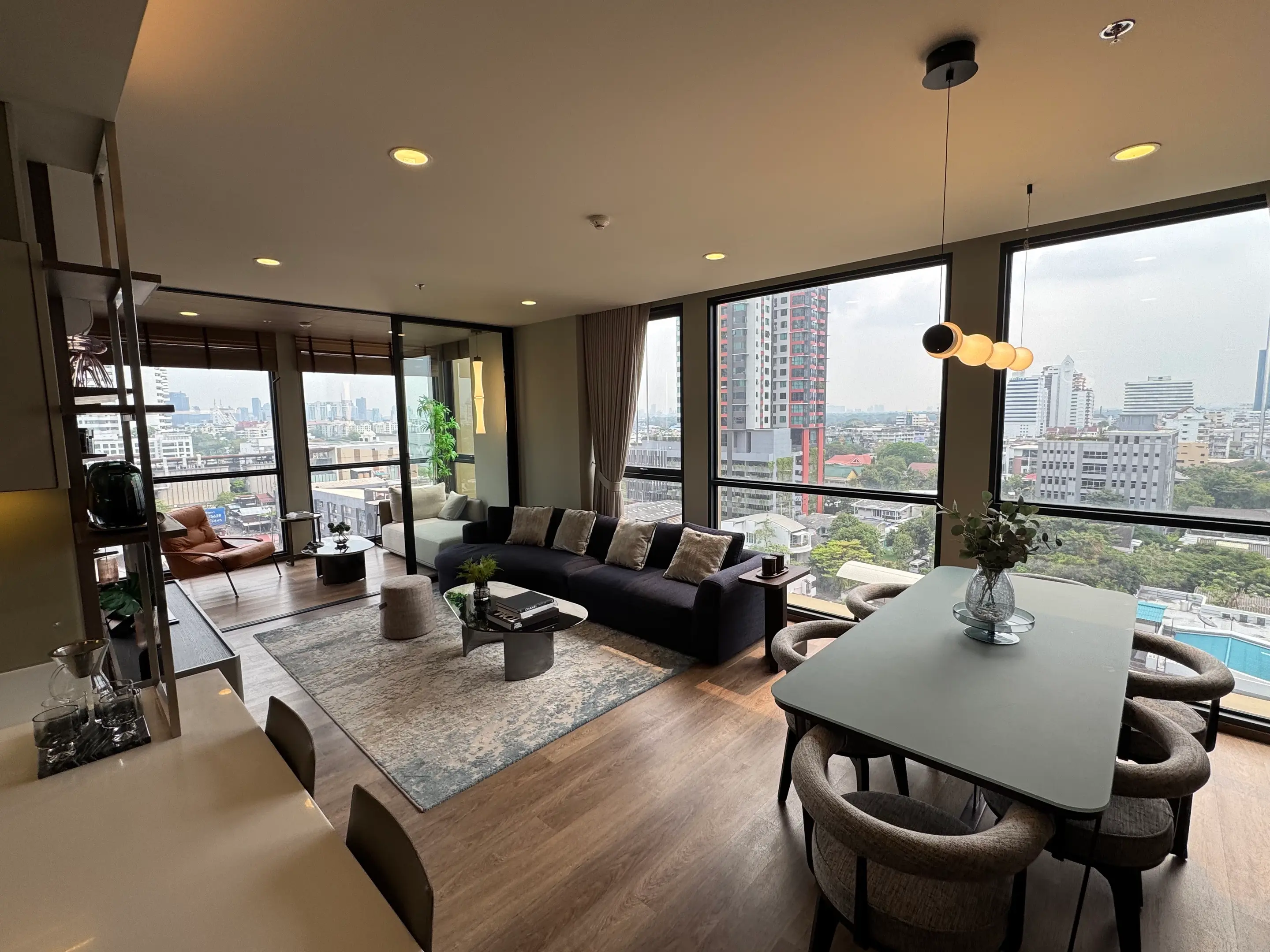 คอนโดมิเนียมฟรีโฮลด์ 2 ห้องนอนกว้างขวางพร้อมวิวเมืองในสาทร กรุงเทพฯ