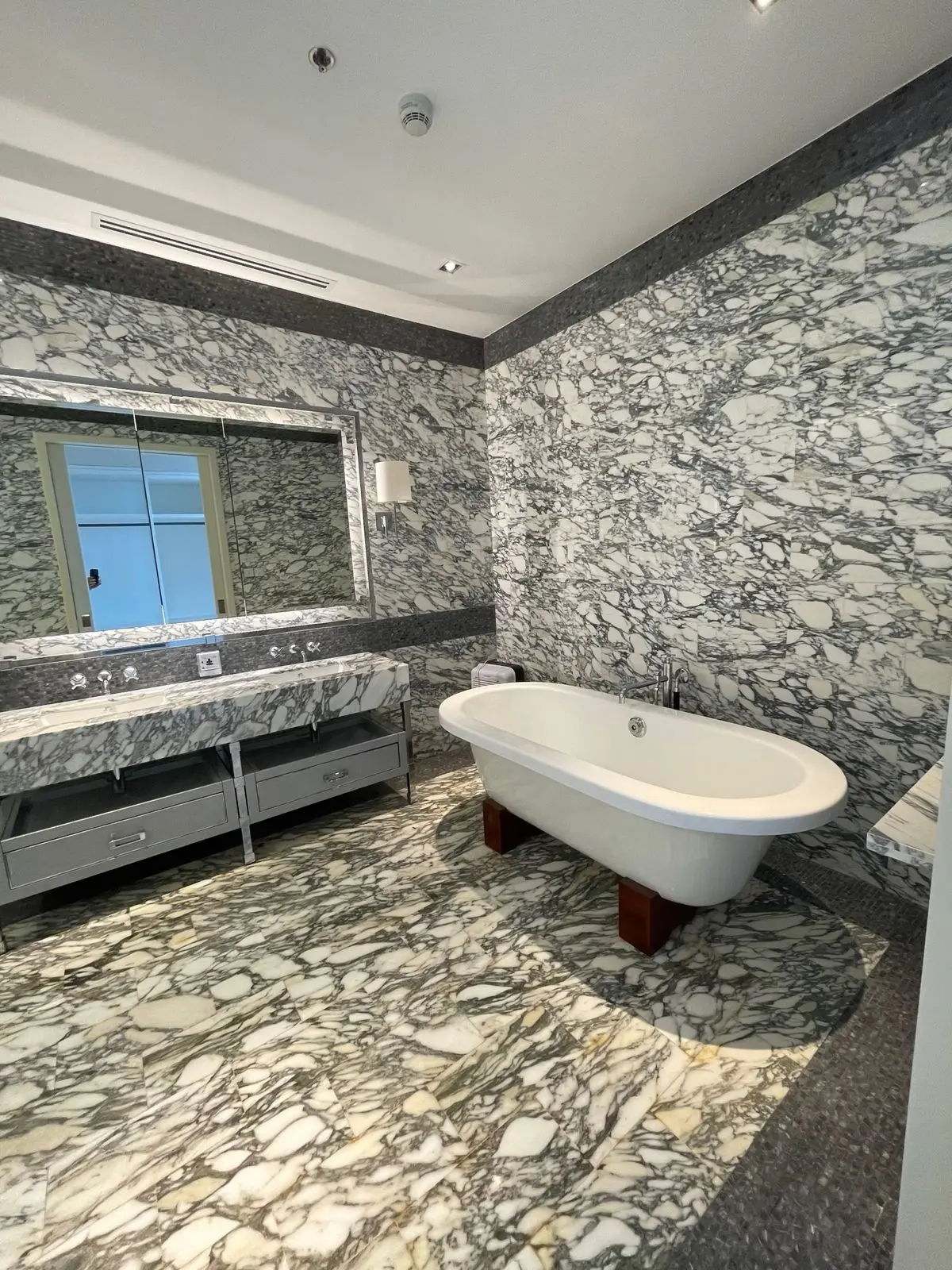 คอนโดฟรีโฮลด์ 2 ห้องนอน 3 ห้องน้ำ ห้องกว้างในสีลม พร้อมวิวเมืองที่สวยงาม