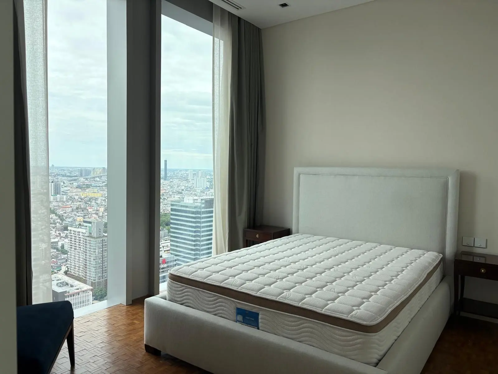 คอนโด 2 ห้องนอนกว้างขวางพร้อมวิวเมืองสวยงามในสีลม