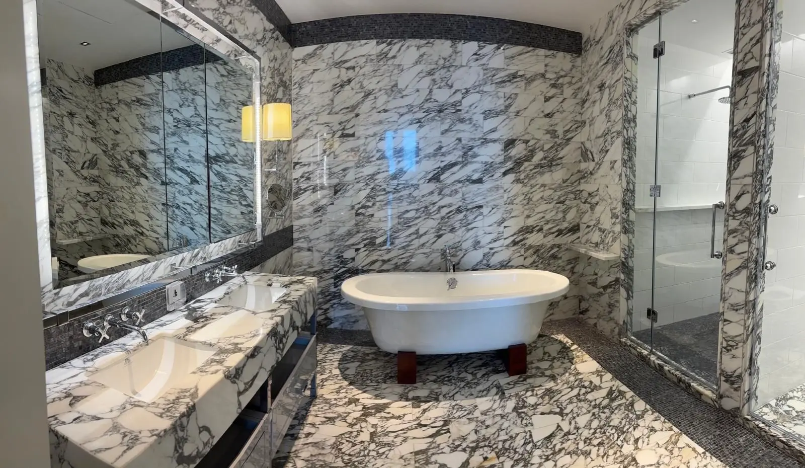 คอนโด 2 ห้องนอนกว้างขวางพร้อมวิวเมืองสวยงามในสีลม