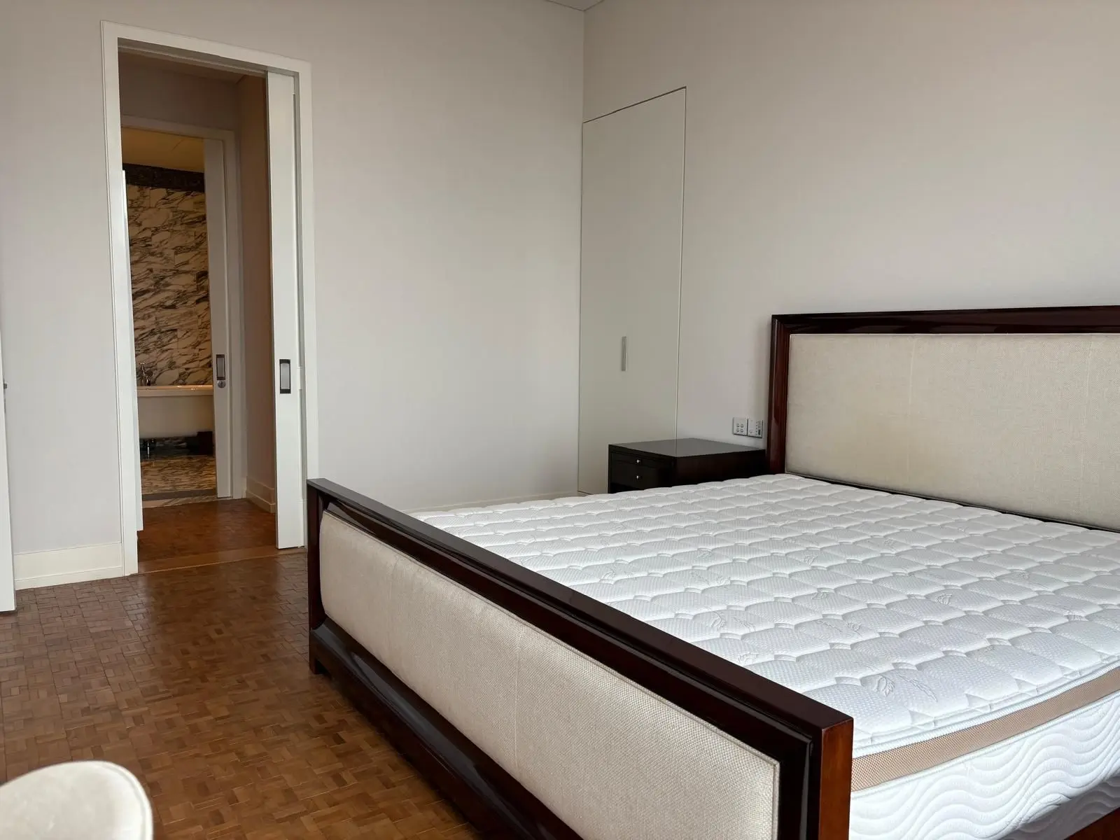 คอนโด 2 ห้องนอนกว้างขวางพร้อมวิวเมืองสวยงามในสีลม