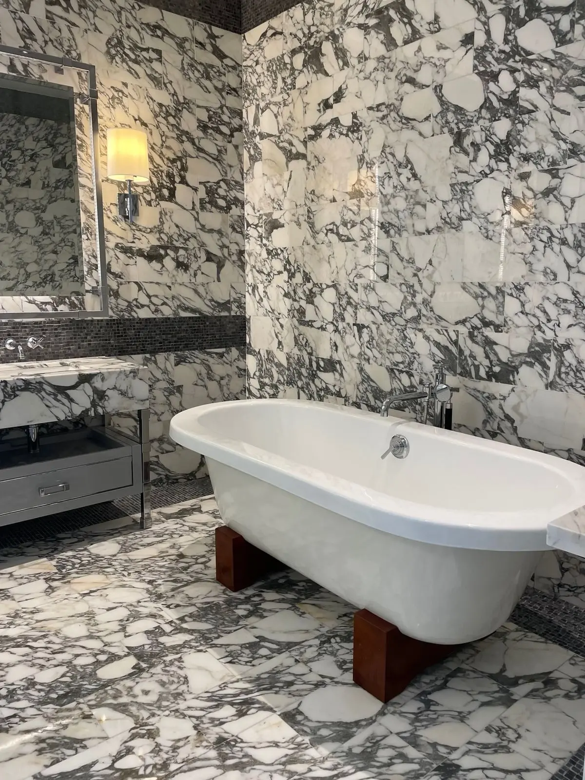 คอนโด 2 ห้องนอนกว้างขวางในสีลม พร้อมวิวเมืองที่งดงามและดีไซน์ทันสมัย