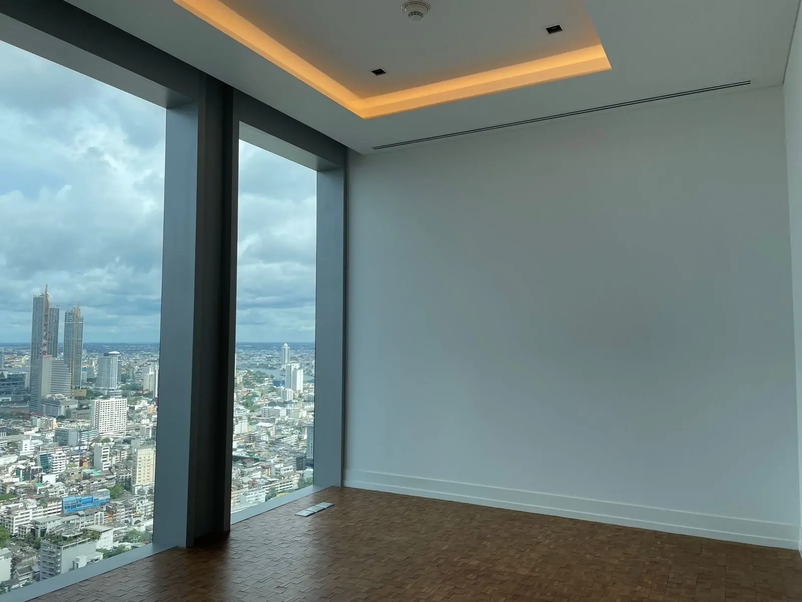 คอนโด 2 ห้องนอนกว้างขวางในสีลม พร้อมวิวเมืองที่งดงามและดีไซน์ทันสมัย