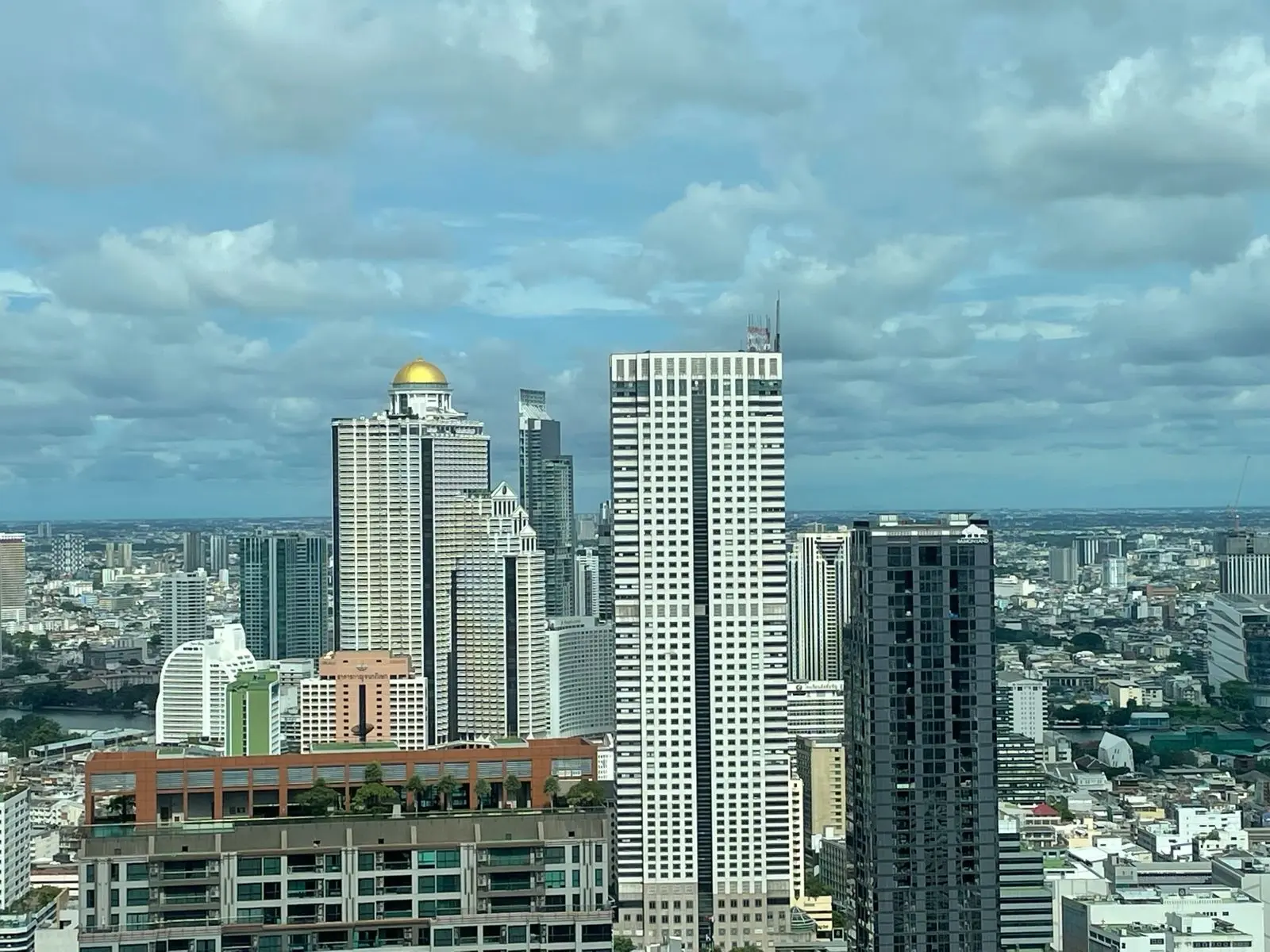 คอนโด 2 ห้องนอนกว้างขวางในสีลม พร้อมวิวเมืองที่งดงามและดีไซน์ทันสมัย