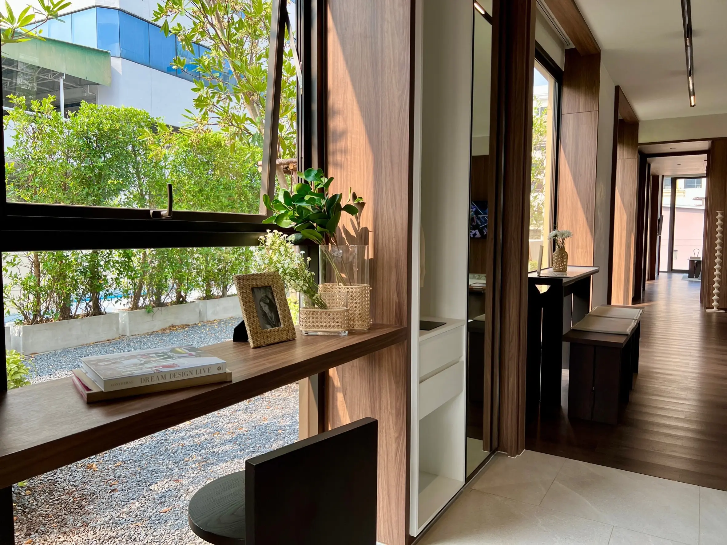 คอนโดฟรีโฮลด์ 2 ห้องนอนสมัยใหม่พร้อมพื้นที่นั่งเล่นเปิดกว้างในสีลม