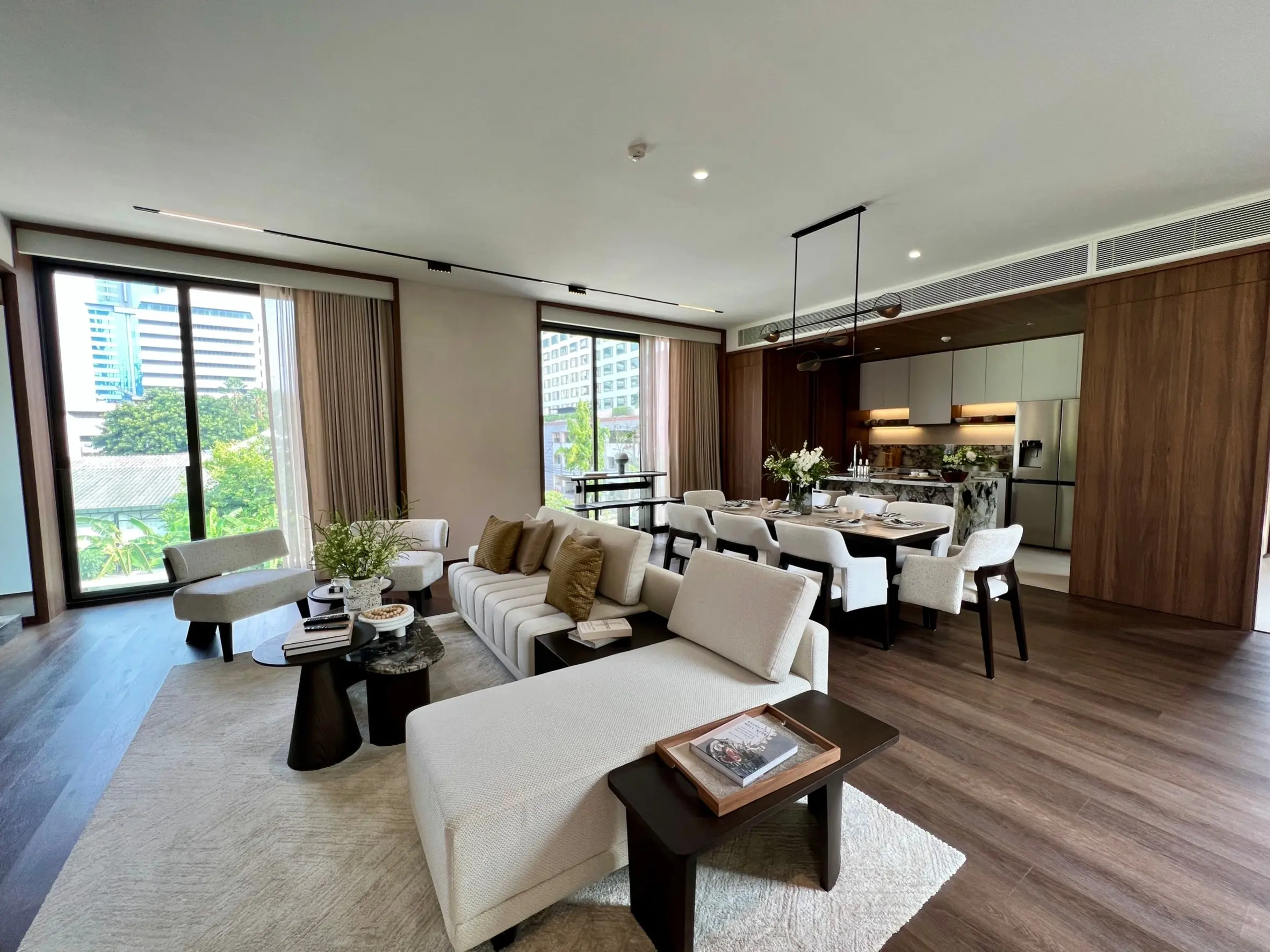 คอนโดฟรีโฮลด์ 2 ห้องนอนสมัยใหม่พร้อมพื้นที่นั่งเล่นเปิดกว้างในสีลม