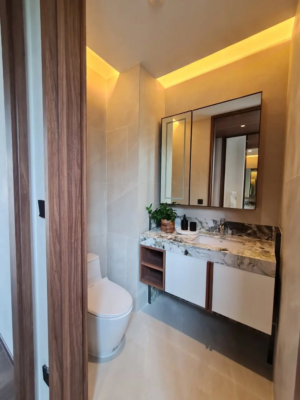 คอนโดฟรีโฮลด์ 2 ห้องนอนสมัยใหม่พร้อมพื้นที่นั่งเล่นเปิดกว้างในสีลม