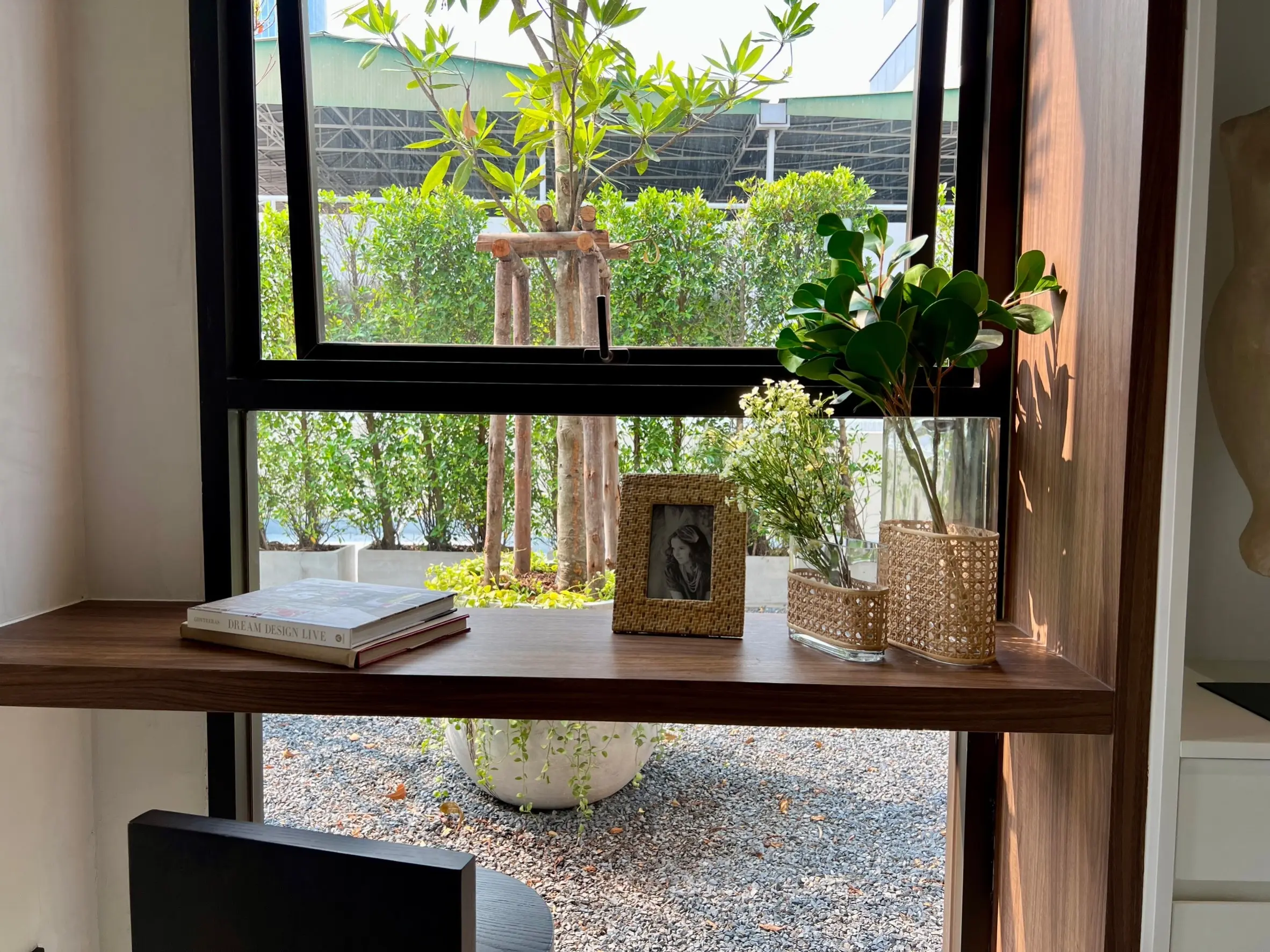 คอนโดฟรีโฮลด์ 2 ห้องนอนสมัยใหม่พร้อมพื้นที่นั่งเล่นเปิดกว้างในสีลม