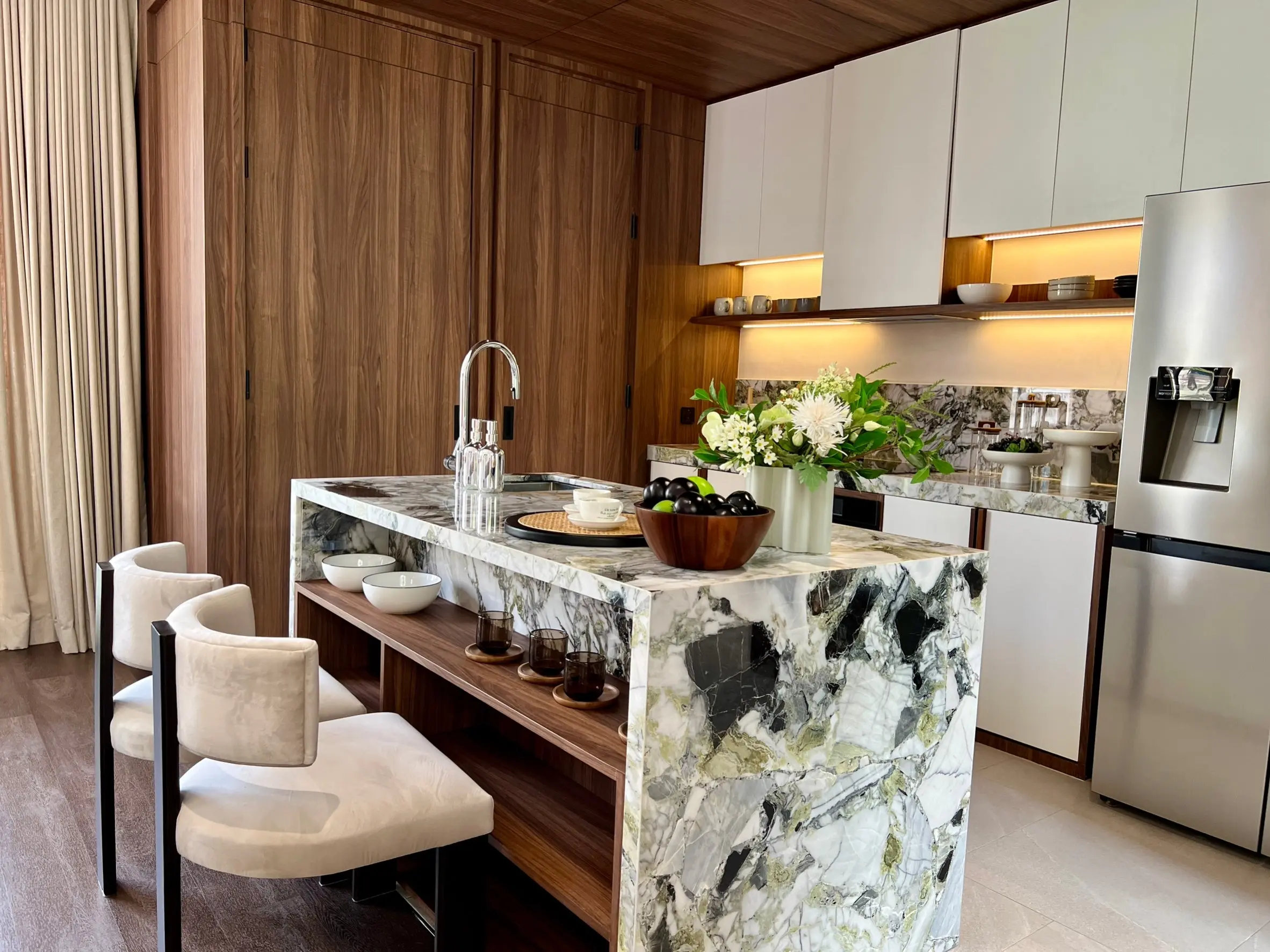 คอนโดฟรีโฮลด์ 2 ห้องนอนสมัยใหม่พร้อมพื้นที่นั่งเล่นเปิดกว้างในสีลม