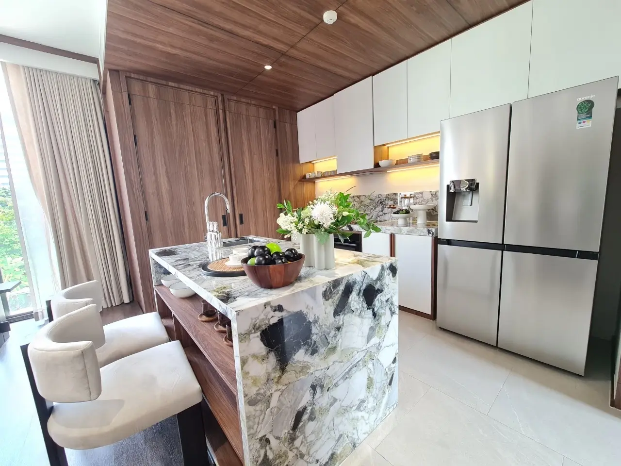 คอนโดฟรีโฮลด์ 2 ห้องนอนสมัยใหม่พร้อมพื้นที่นั่งเล่นเปิดกว้างในสีลม