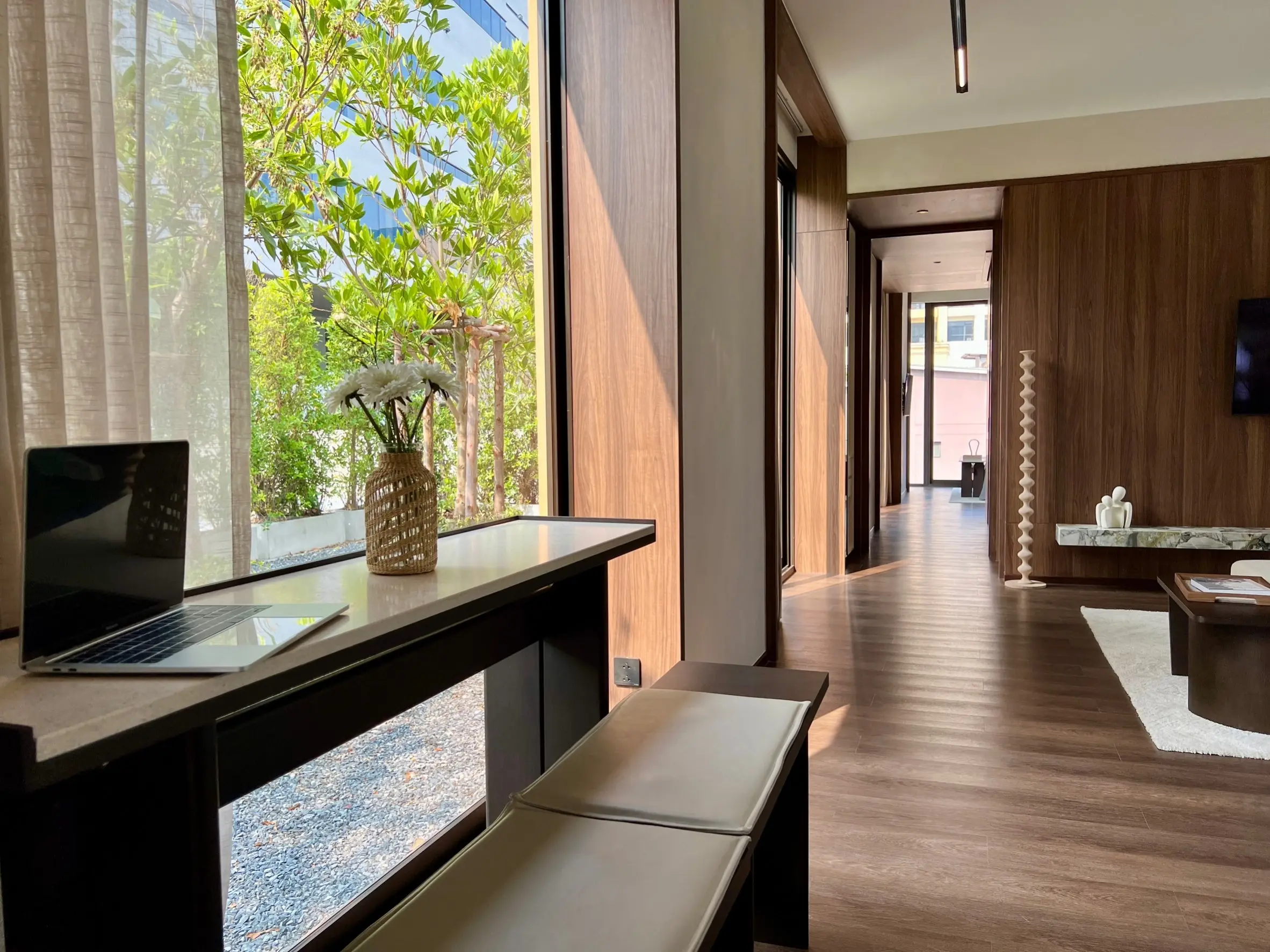 คอนโดฟรีโฮลด์ 2 ห้องนอนสมัยใหม่พร้อมพื้นที่นั่งเล่นเปิดกว้างในสีลม