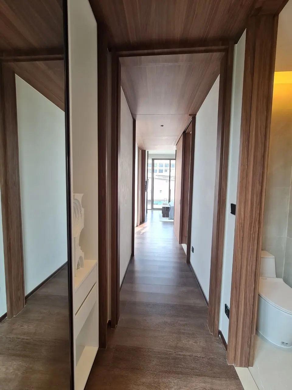 คอนโดฟรีโฮลด์ 2 ห้องนอนสมัยใหม่พร้อมพื้นที่นั่งเล่นเปิดกว้างในสีลม