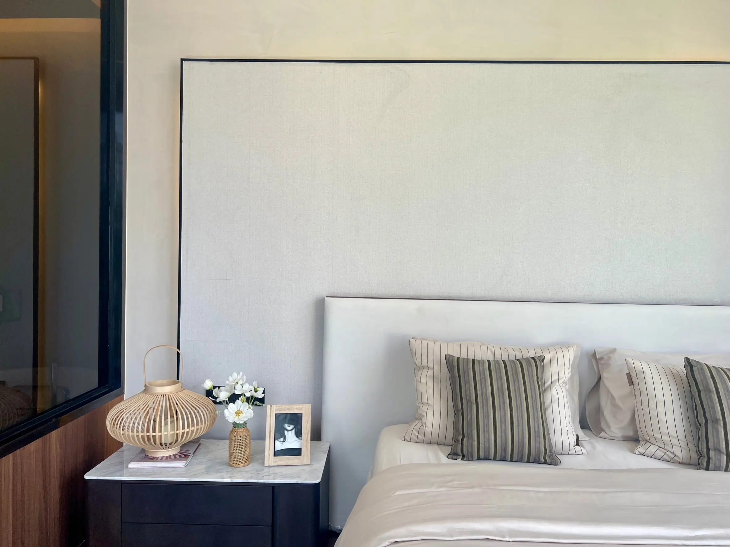 คอนโดฟรีโฮลด์ 2 ห้องนอนสมัยใหม่พร้อมพื้นที่นั่งเล่นเปิดกว้างในสีลม