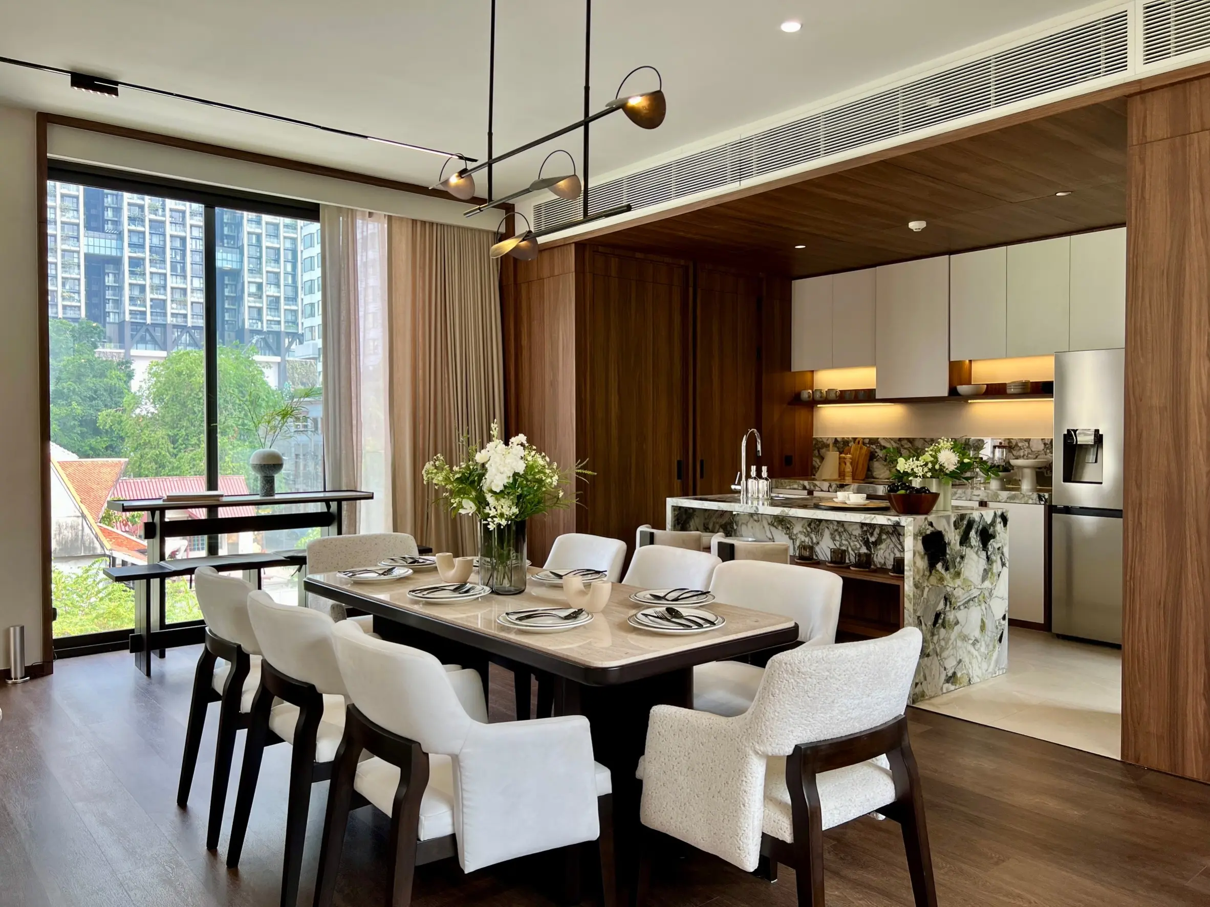 คอนโดฟรีโฮลด์ 2 ห้องนอนสมัยใหม่พร้อมพื้นที่นั่งเล่นเปิดกว้างในสีลม