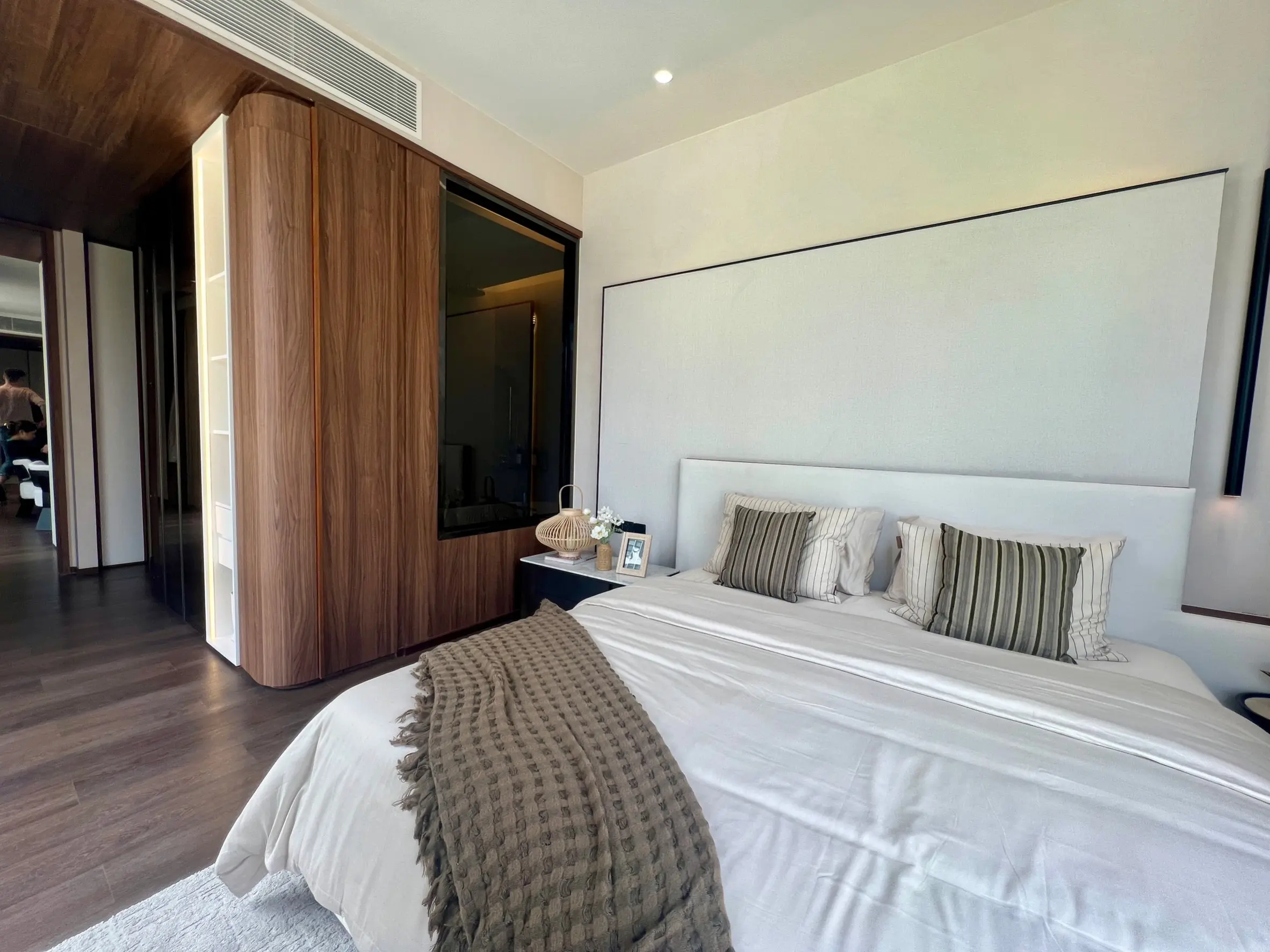 คอนโดฟรีโฮลด์ 2 ห้องนอนสมัยใหม่พร้อมพื้นที่นั่งเล่นเปิดกว้างในสีลม