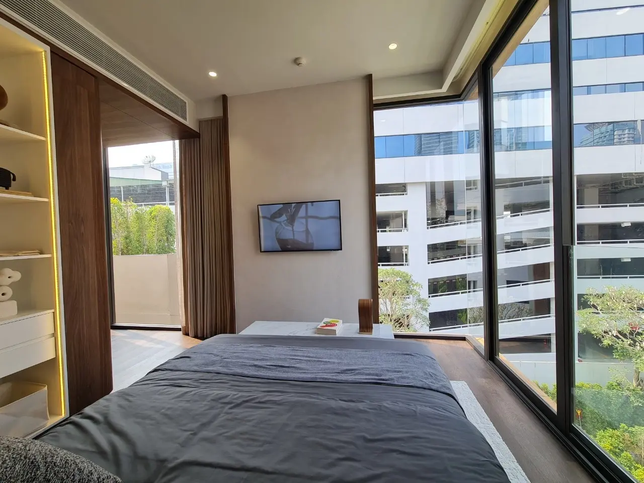 คอนโดฟรีโฮลด์ 2 ห้องนอนสมัยใหม่พร้อมพื้นที่นั่งเล่นเปิดกว้างในสีลม