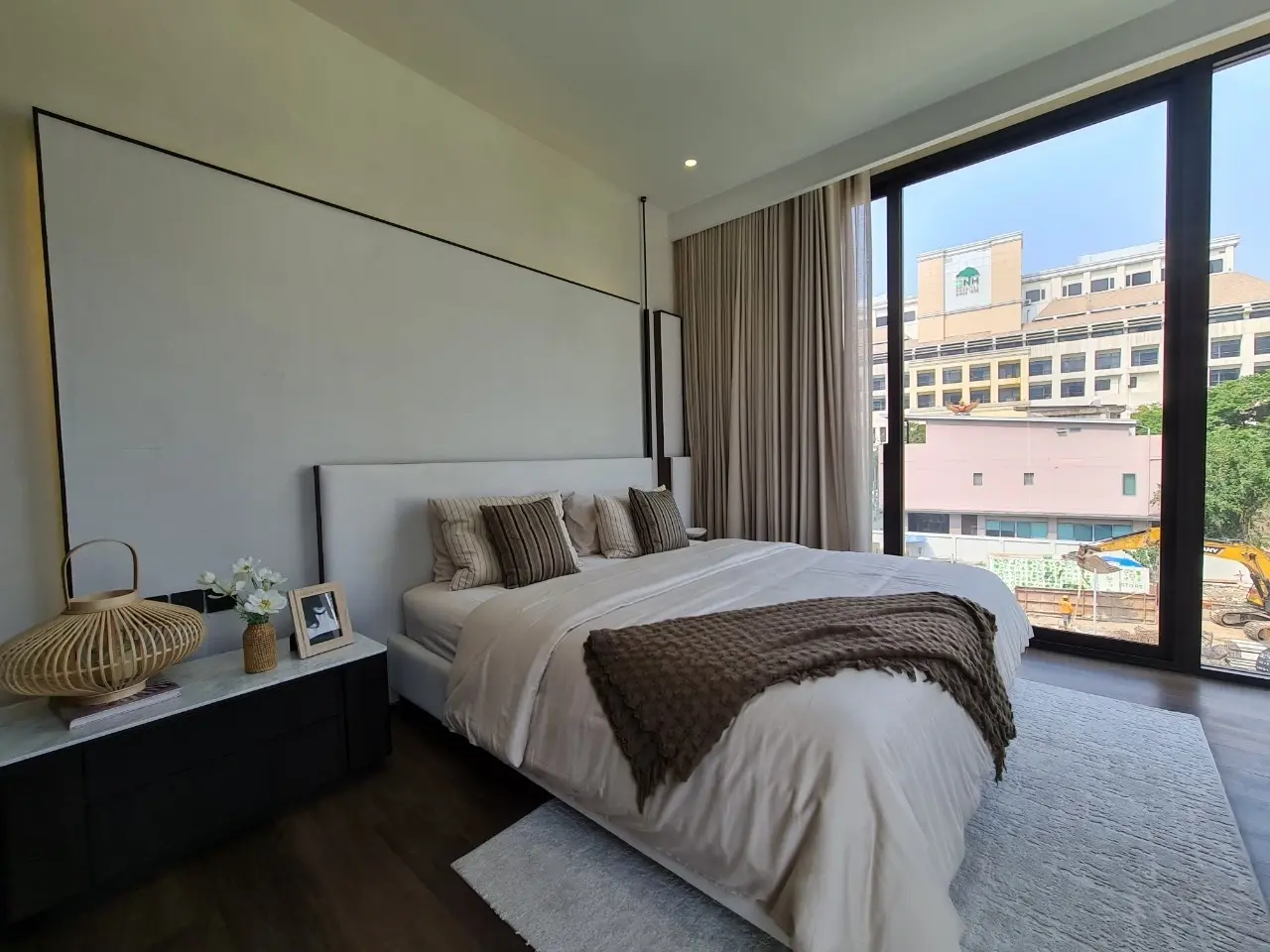 คอนโดฟรีโฮลด์ 2 ห้องนอนสมัยใหม่พร้อมพื้นที่นั่งเล่นเปิดกว้างในสีลม