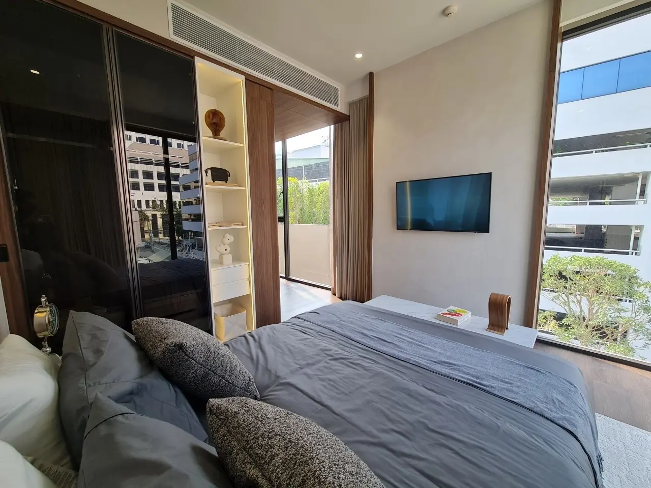 คอนโดฟรีโฮลด์ 2 ห้องนอนสมัยใหม่พร้อมพื้นที่นั่งเล่นเปิดกว้างในสีลม