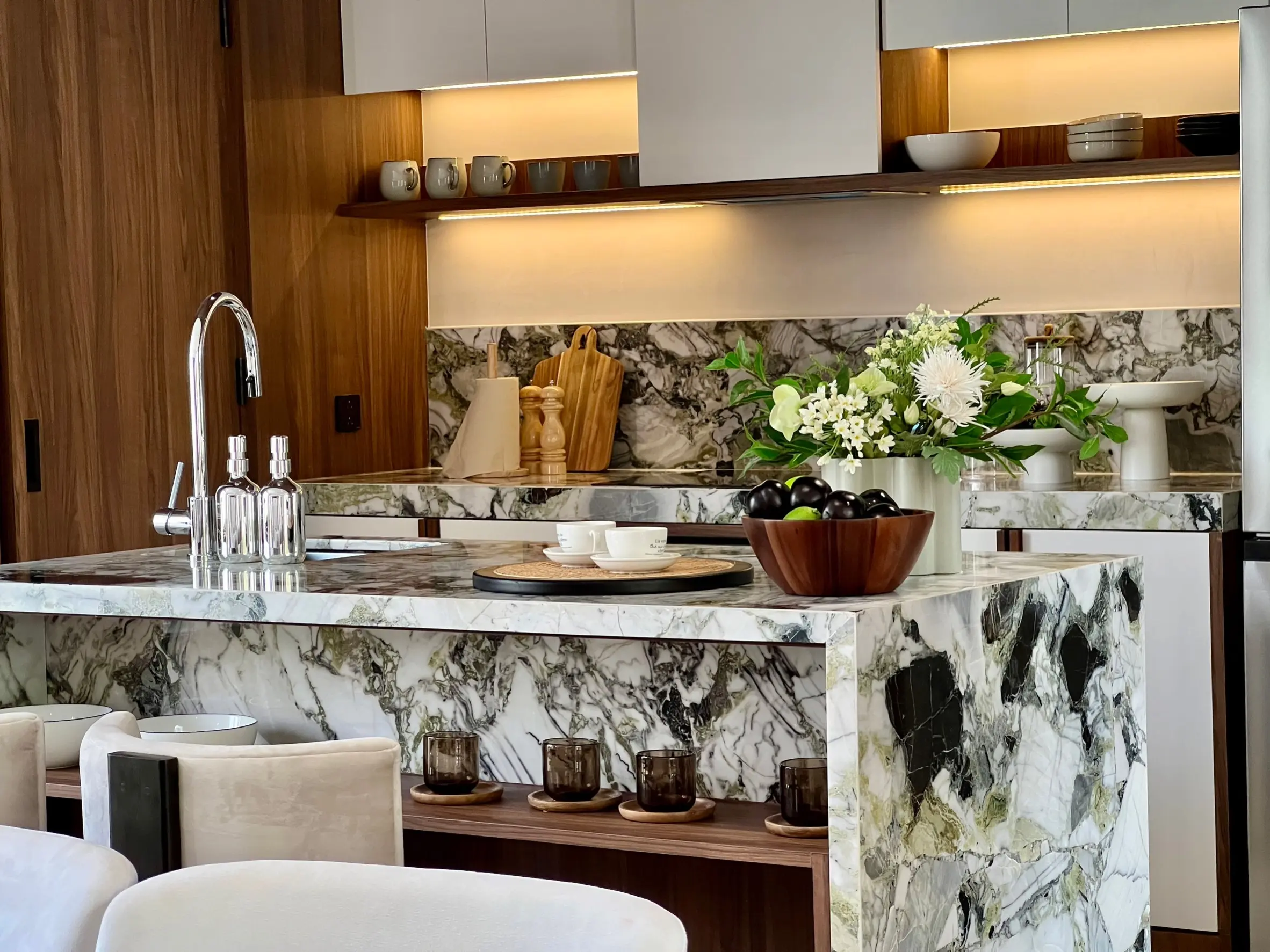 คอนโดฟรีโฮลด์ 2 ห้องนอนสมัยใหม่พร้อมพื้นที่นั่งเล่นเปิดกว้างในสีลม